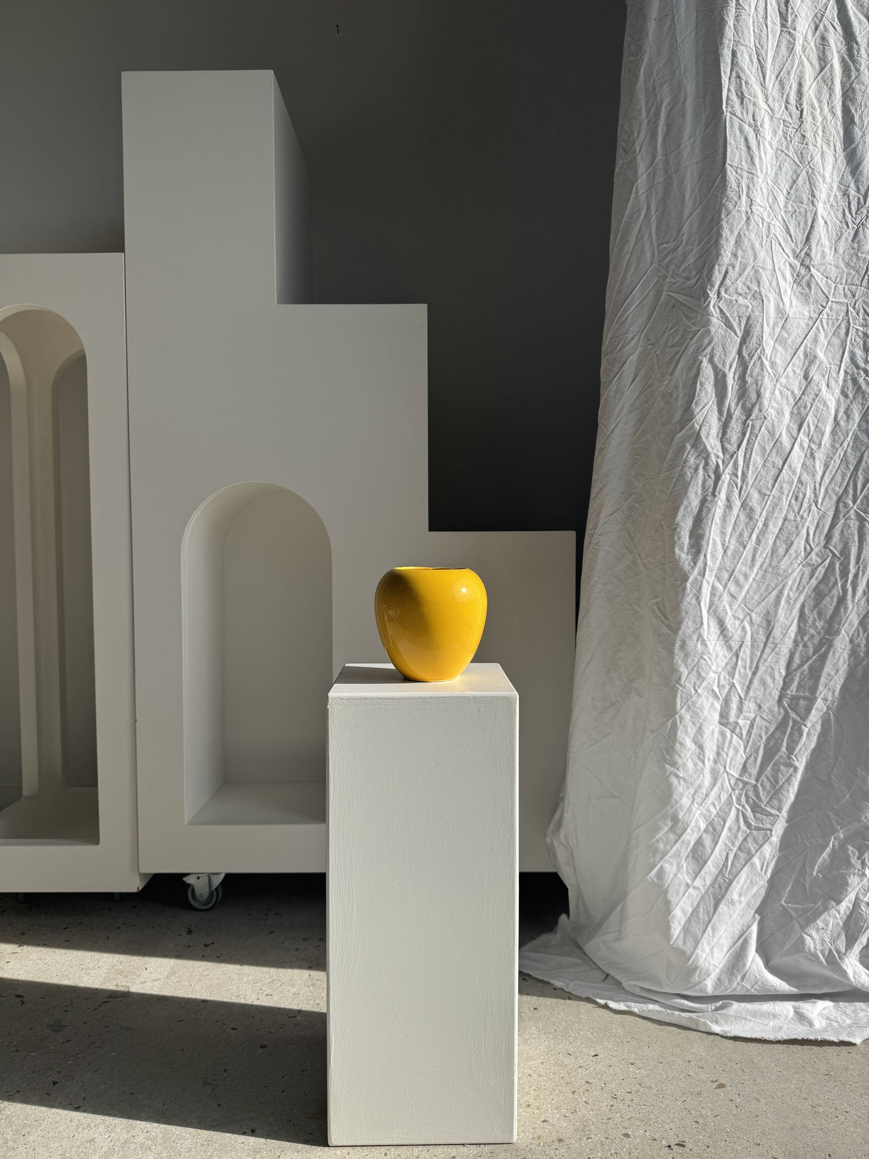 Small yellow spherical vase from the 90s, H10 D16