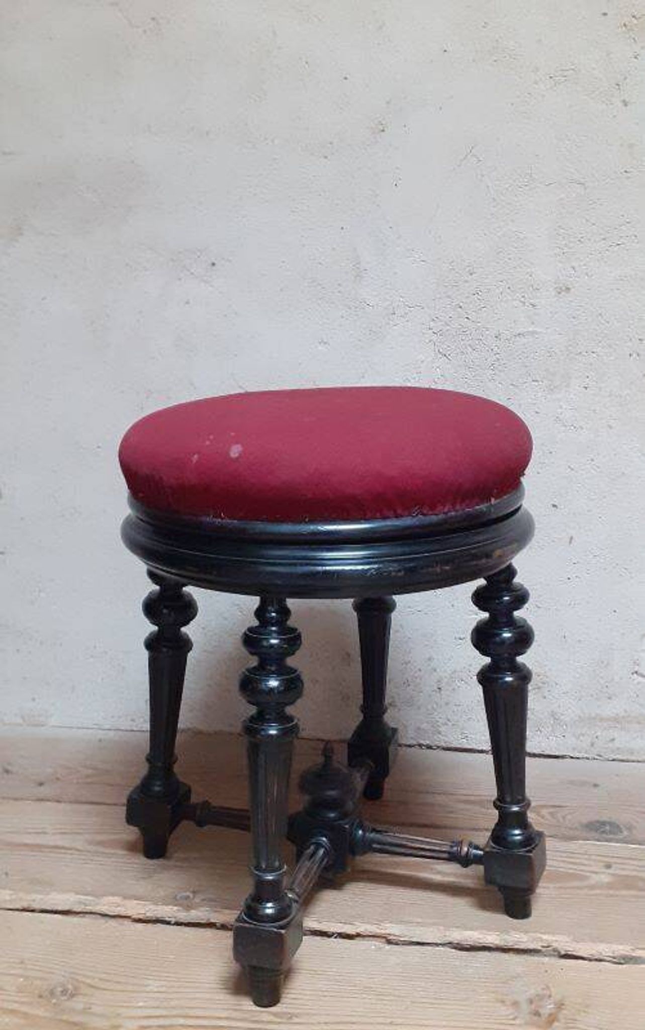 Napoleon III piano stool without its screw