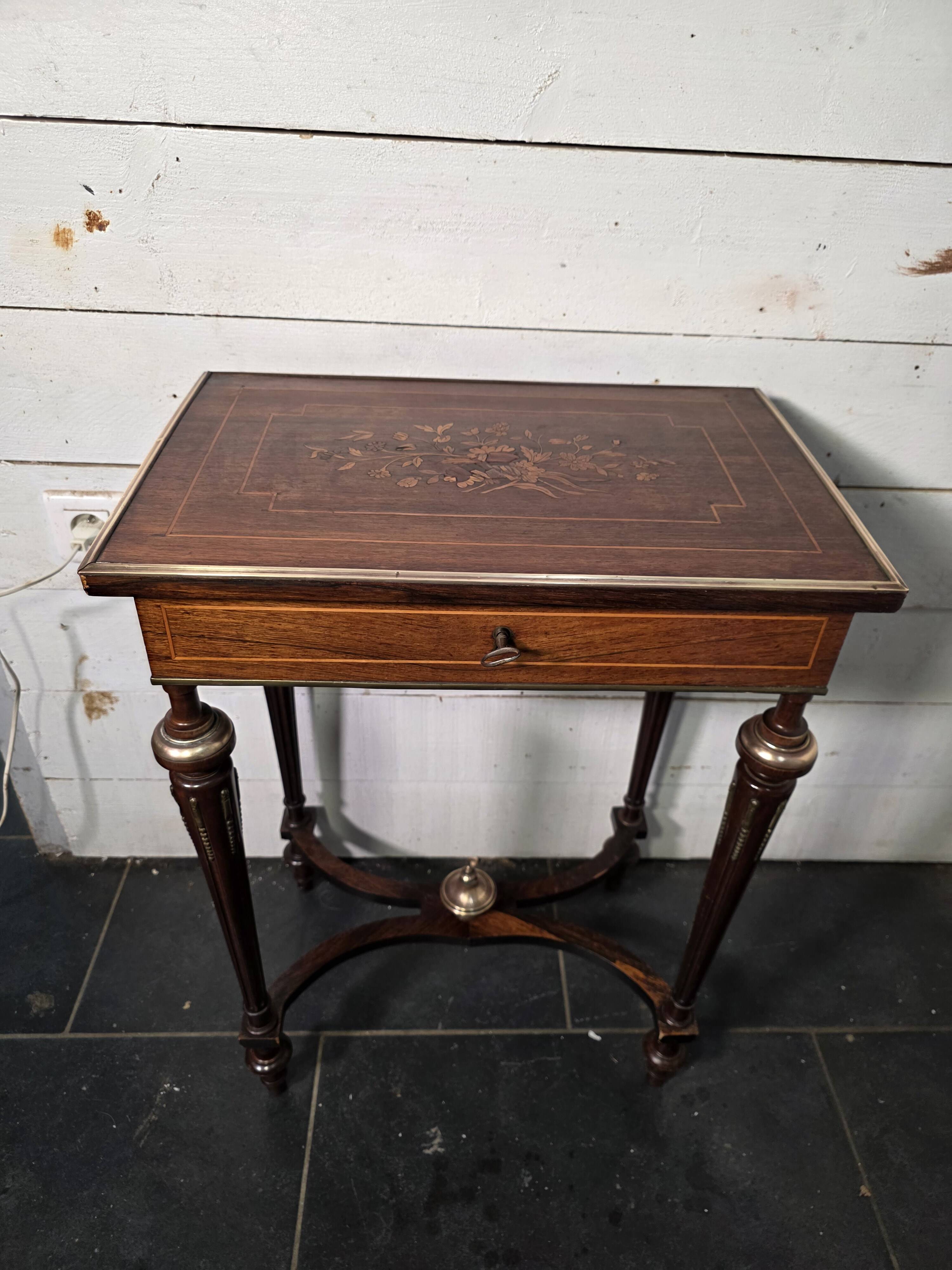 Napoleon III hairdresser in walnut and brass marquetry from the 19th century.