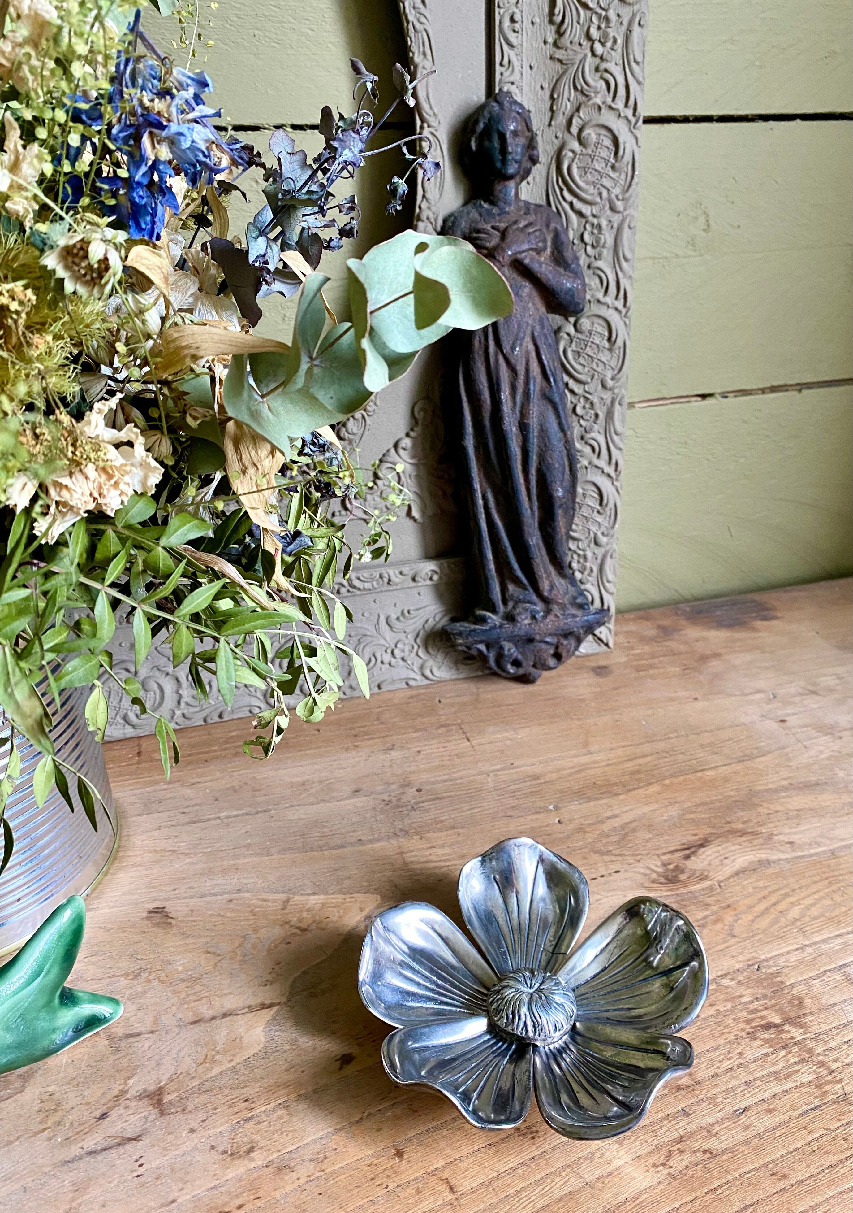 70s flower ashtray in metal