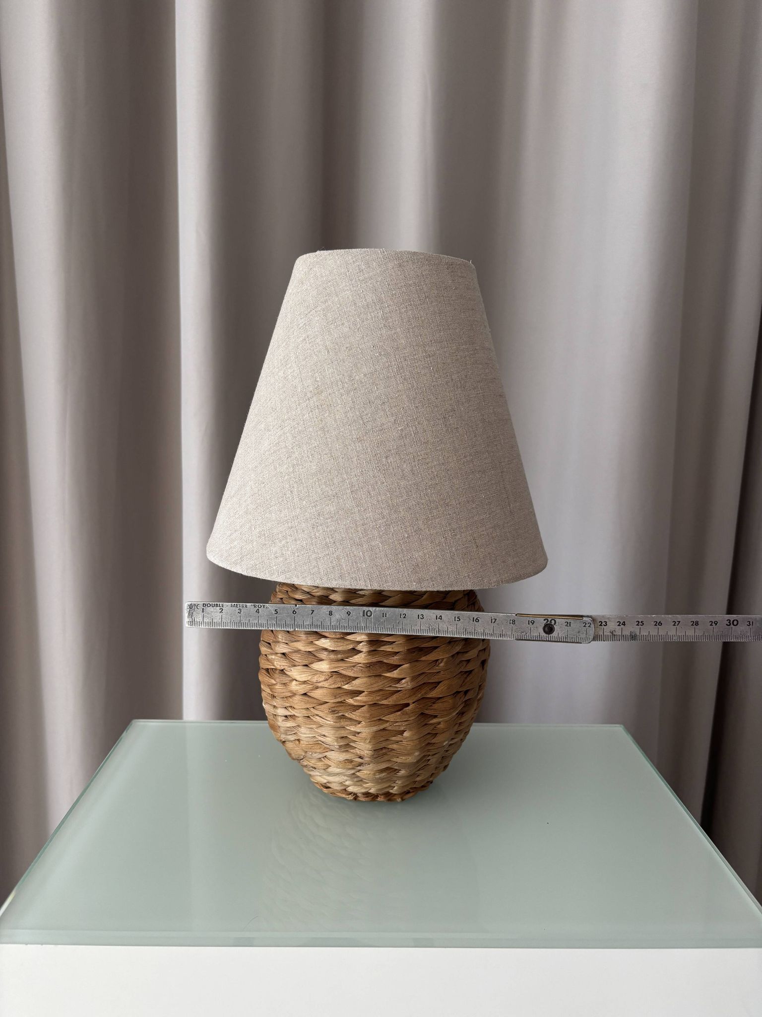 Lampe de table vintage en rotin tissé avec abat-jour en lin