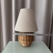 Lampe de table vintage en rotin tissé avec abat-jour en lin