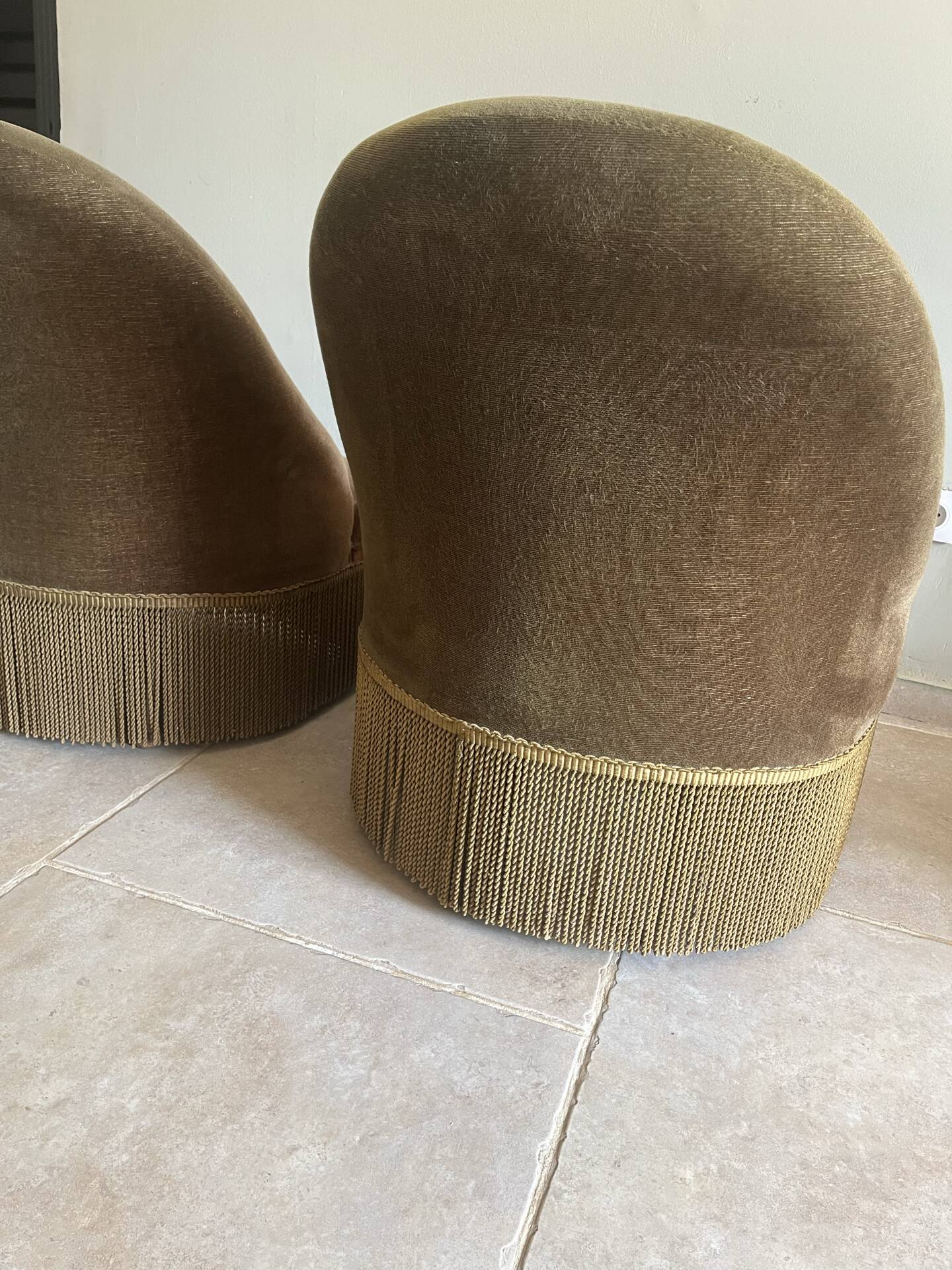 Paire de fauteuils crapaud vintage en velours brun tabac à franges