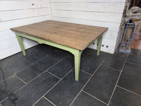 Table basse ancienne, pieds en chêne dessus en sapin.