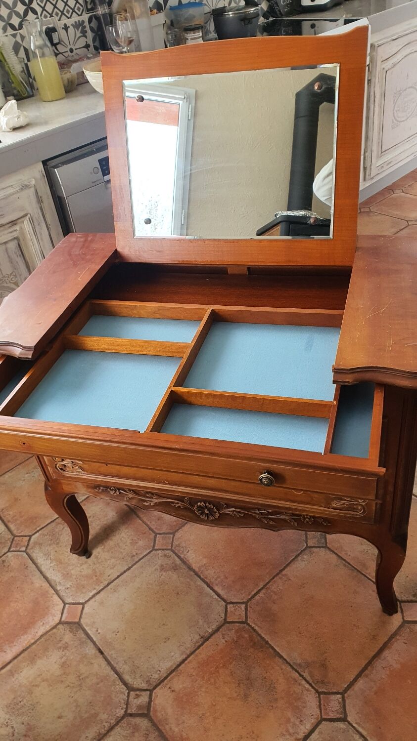 Jewelry chest of drawers