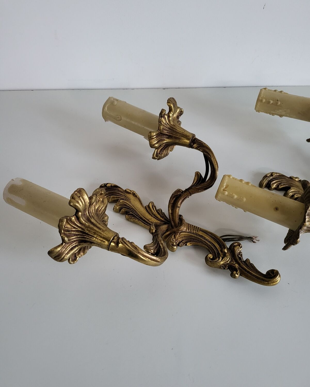 Ancienne paire d'appliques en métal doré style Louis XV - 2 lumières