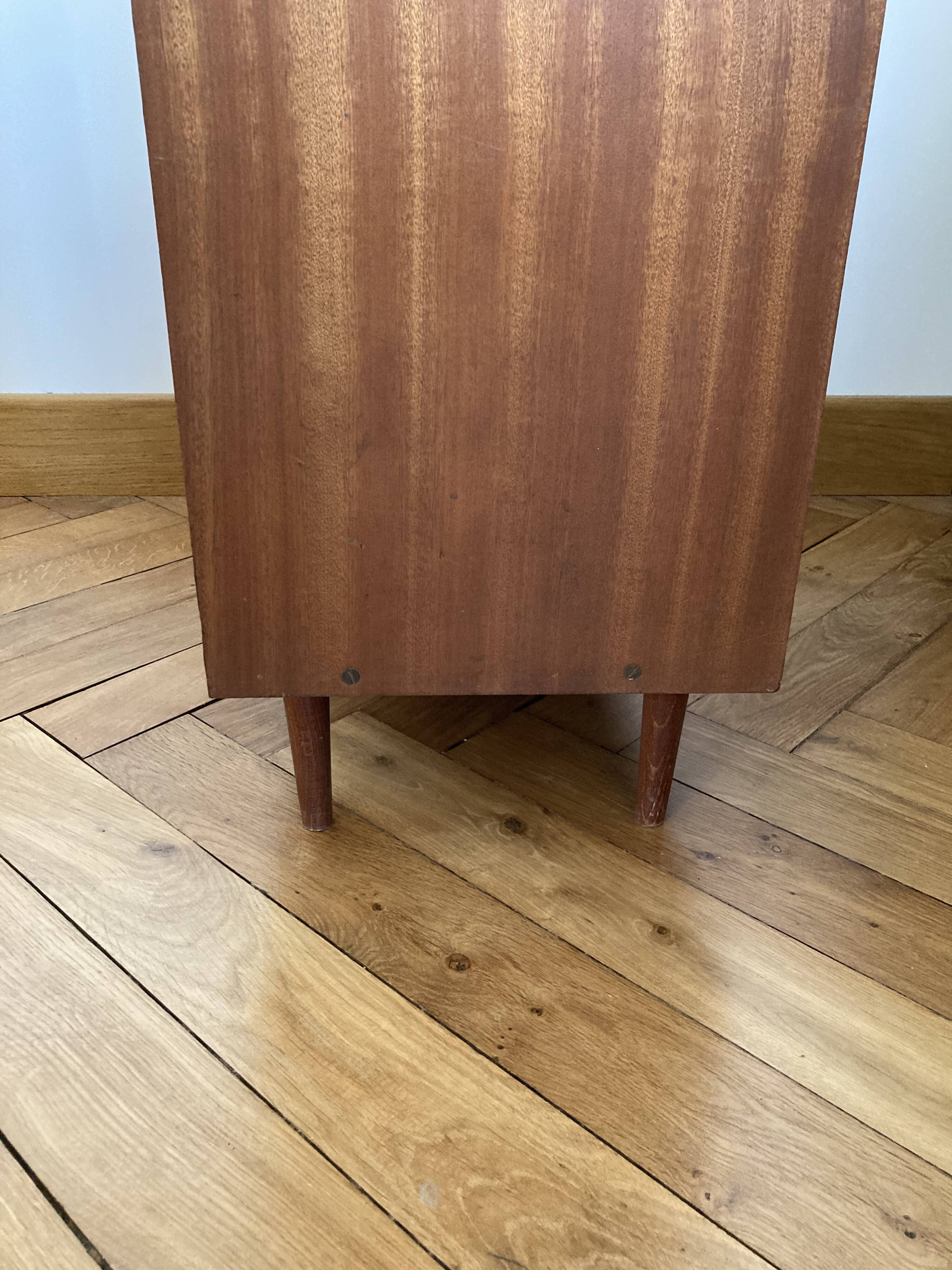 Shoe cabinet