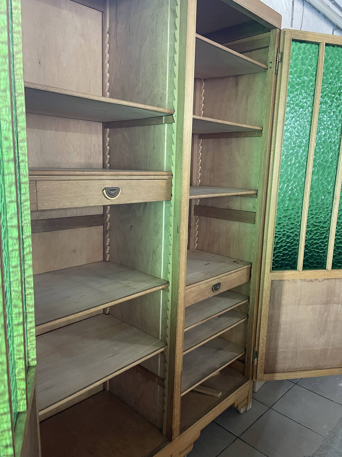 Art Deco wardrobe in oak and green cathedral glass - 1930s