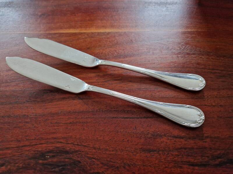 Christofle - Set of 2 fish knives, Rubans croisés model, in silver-plated metal