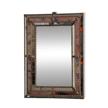 Petit miroir en laiton espagnol et mosaïque avec du verre teinté rose, années 1980.