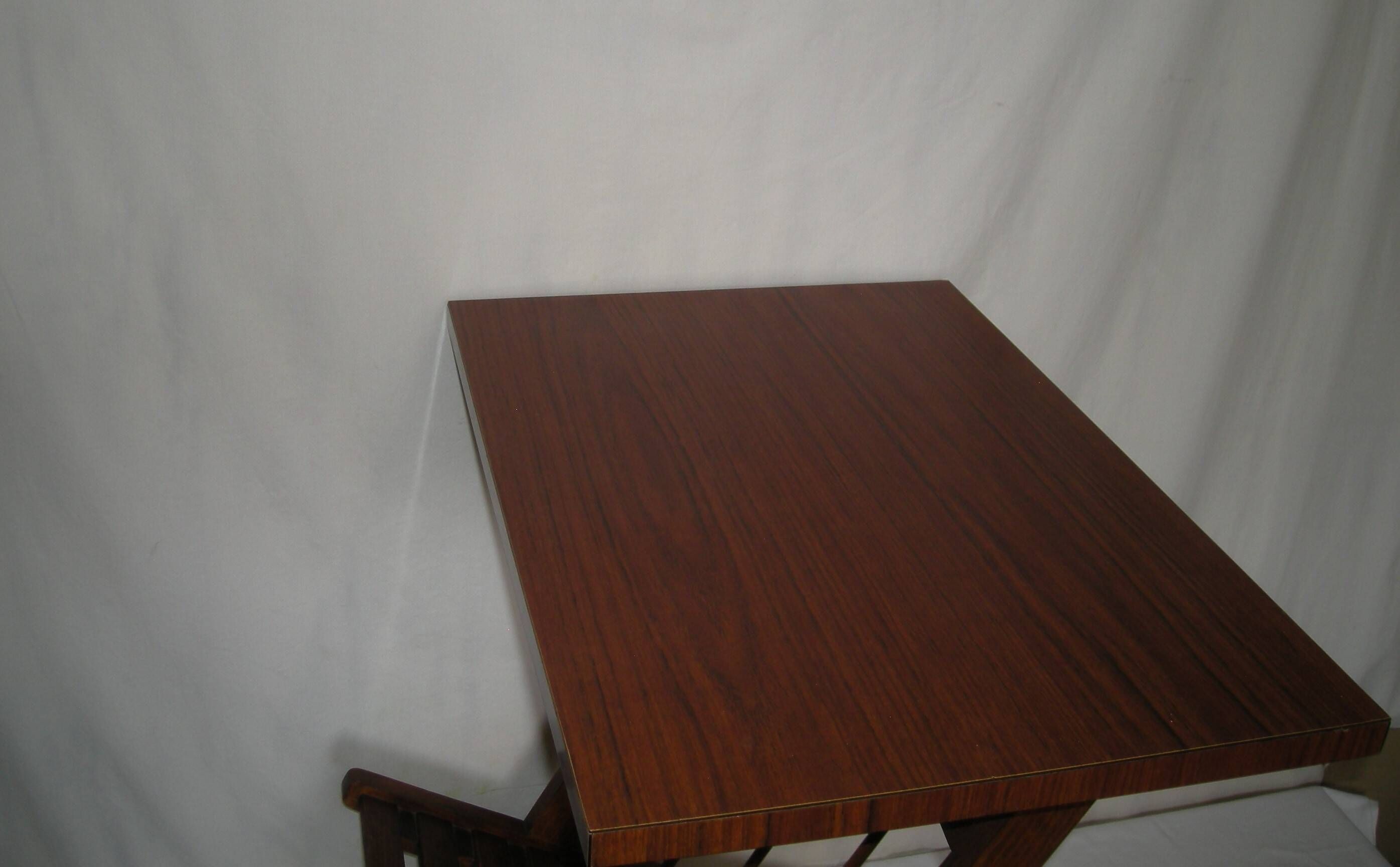 Table basse ; range disques ; revues style scandinave des années 50