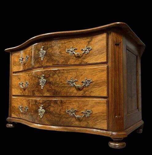 Commode galbée époque Louis XIV - Louis XV en ronce de noyer et bronzes dor
