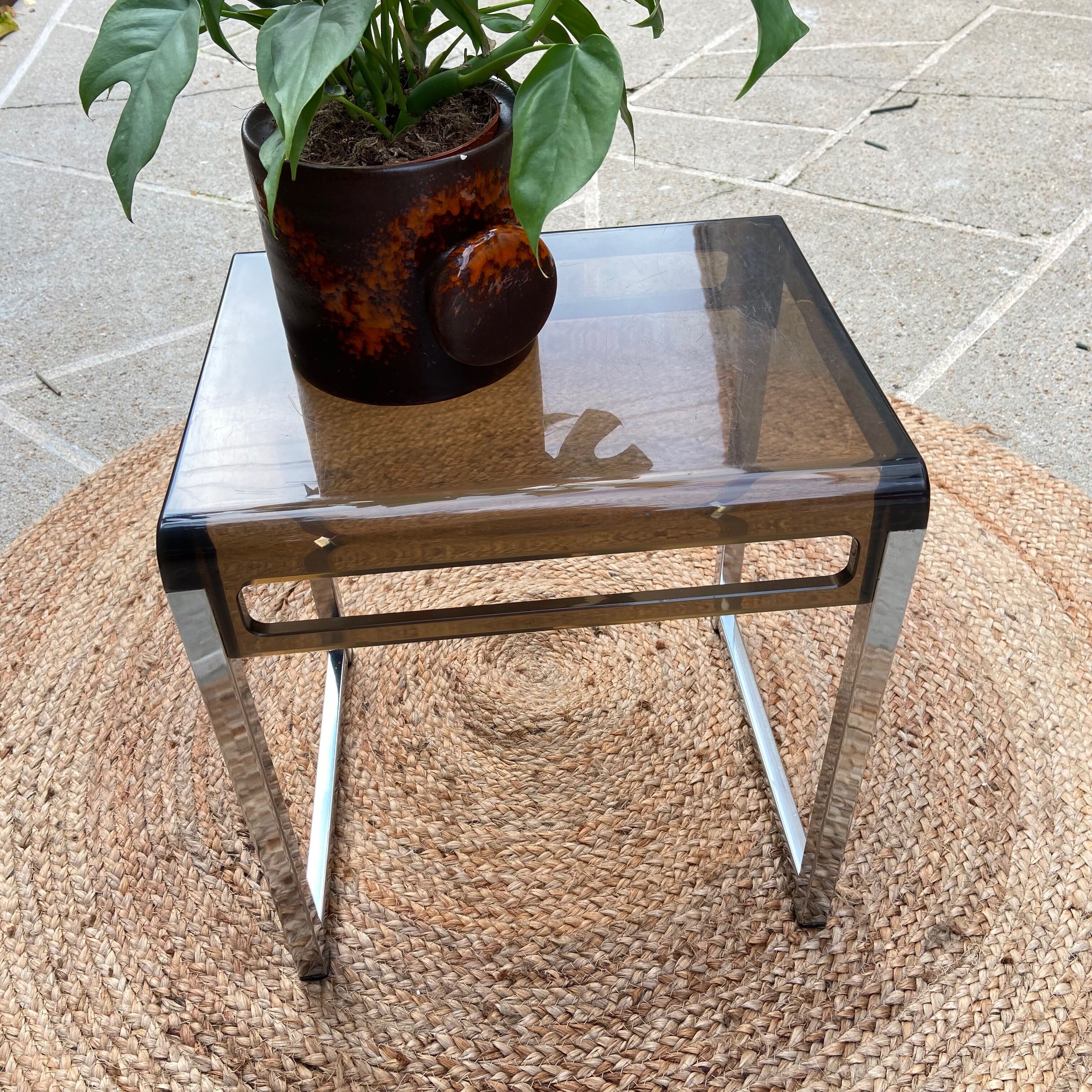 Table d'appoint en métal et plexiglas fumé vintage 70