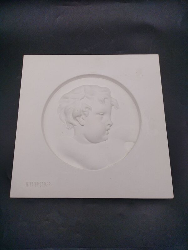Portrait moulé en bas relief sur plâtre - Atelier SEDAP