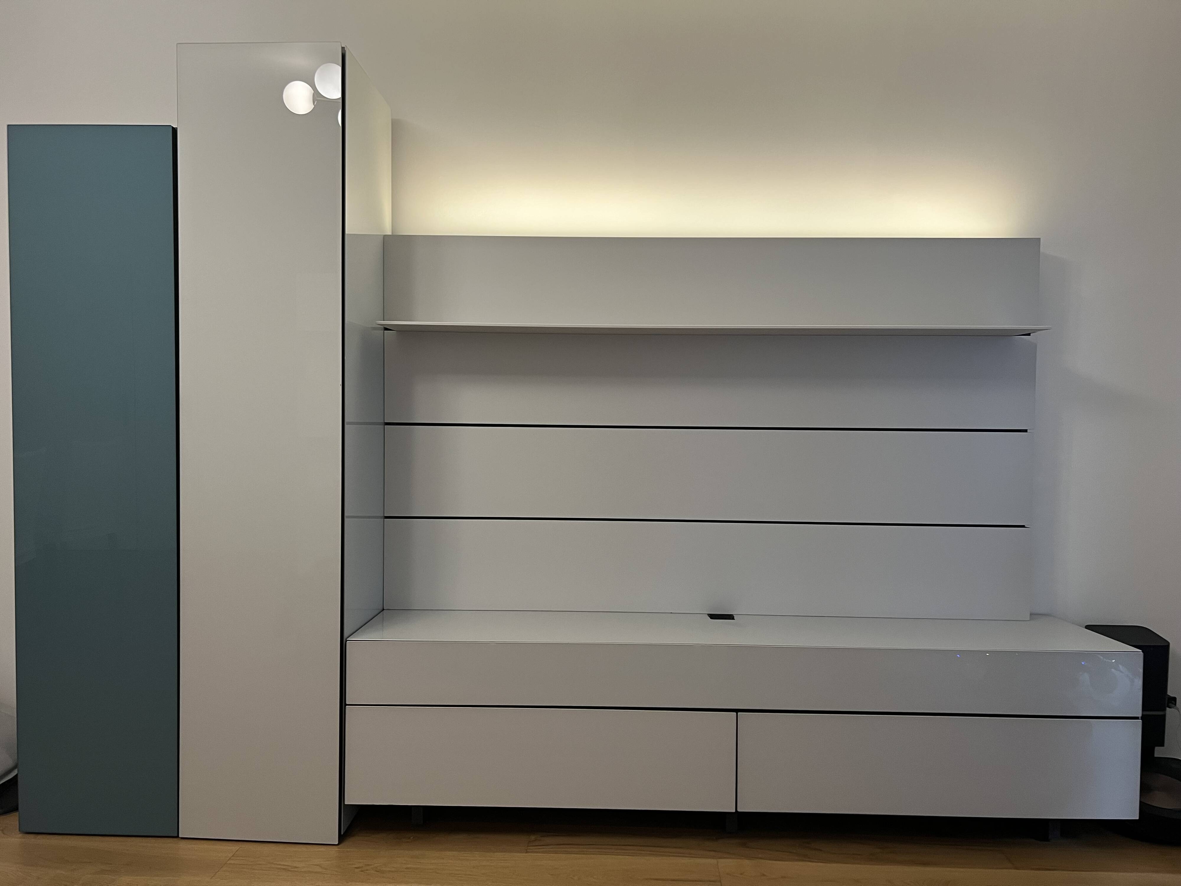 Low furniture, paneling and two-column Globo composition by Roche Bobois.