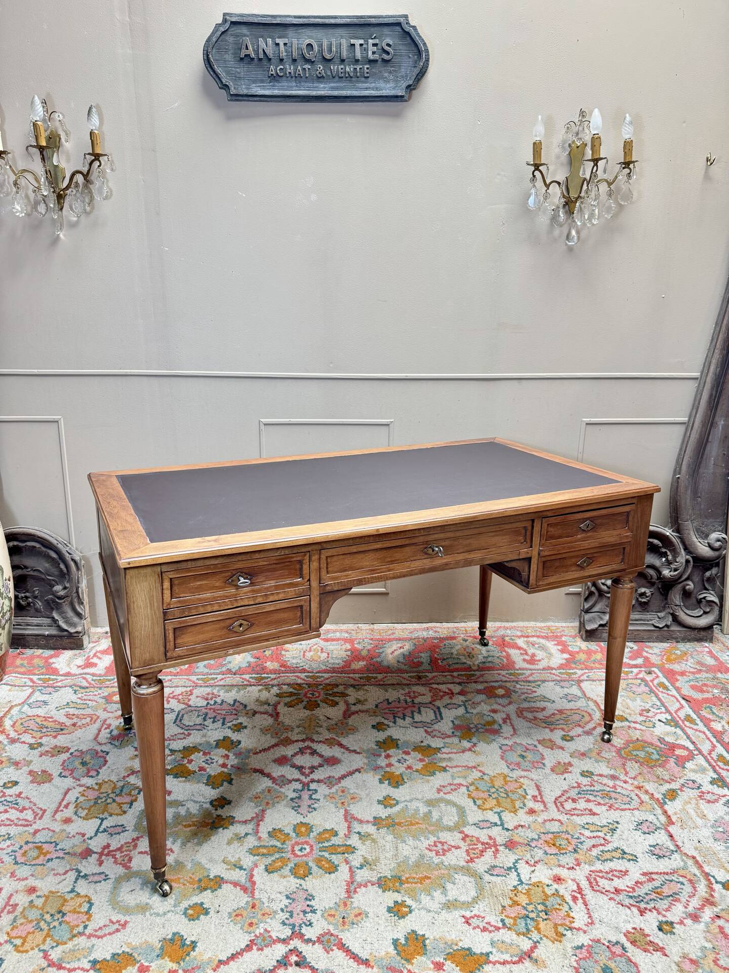 Walnut desk in Directoire style, 19th century.