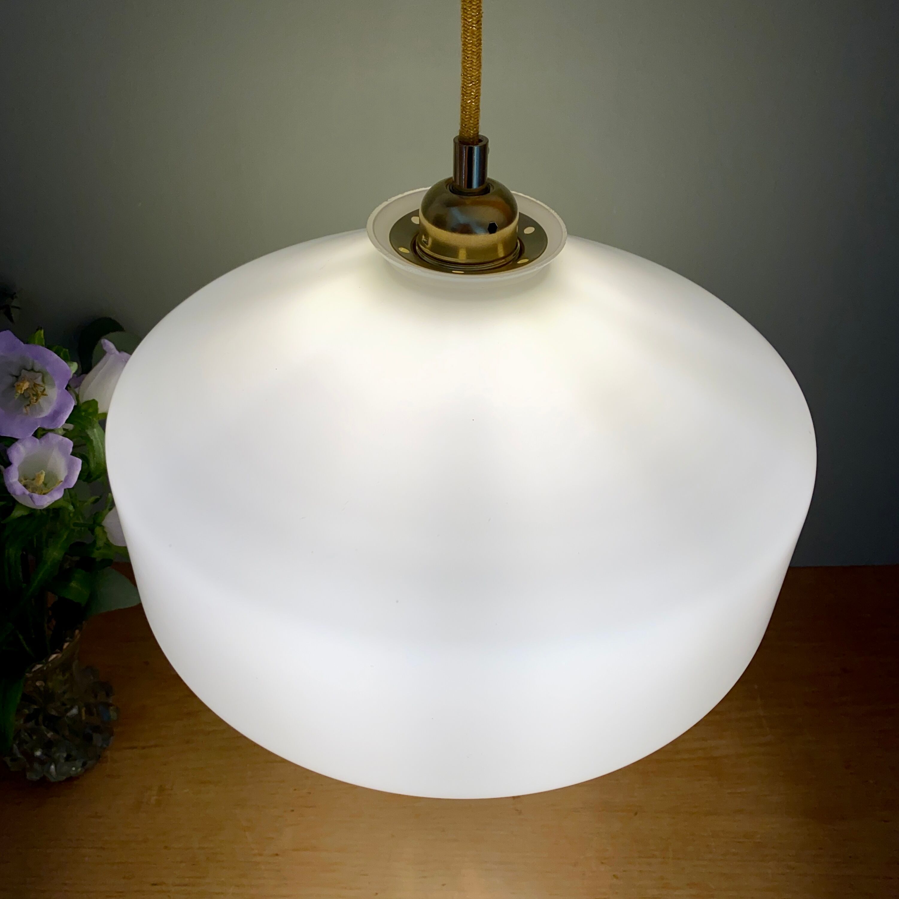 Vintage shade pendant lamp in white opaline