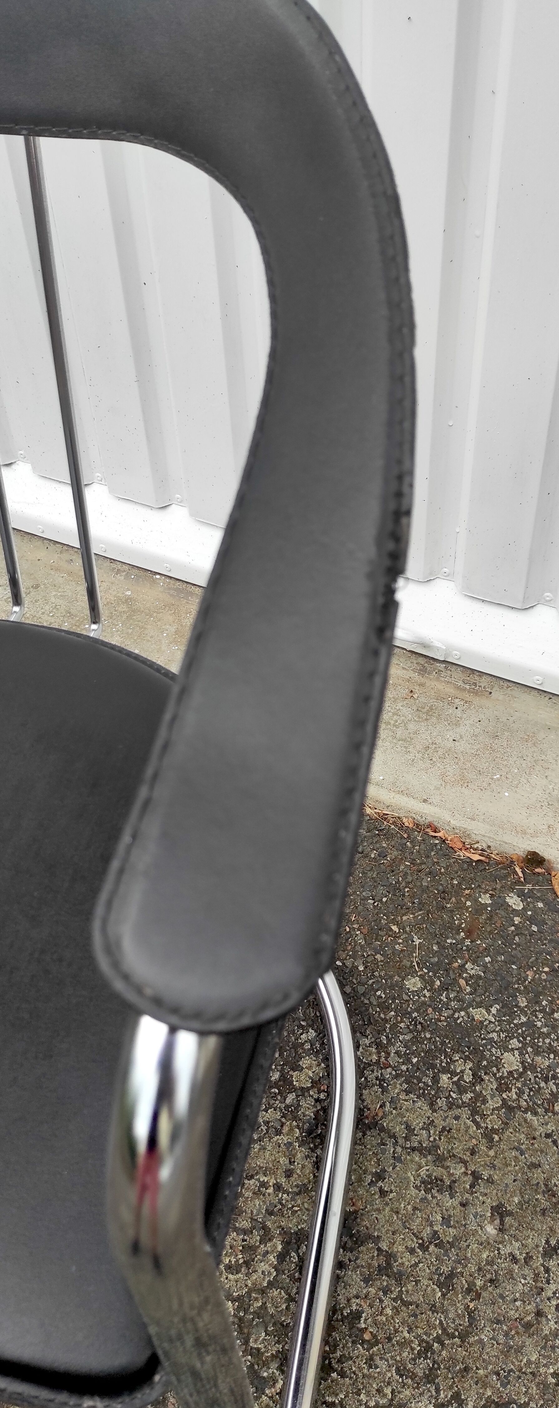 Chrome metal chair and Bauhaus style leather – 70s/80s