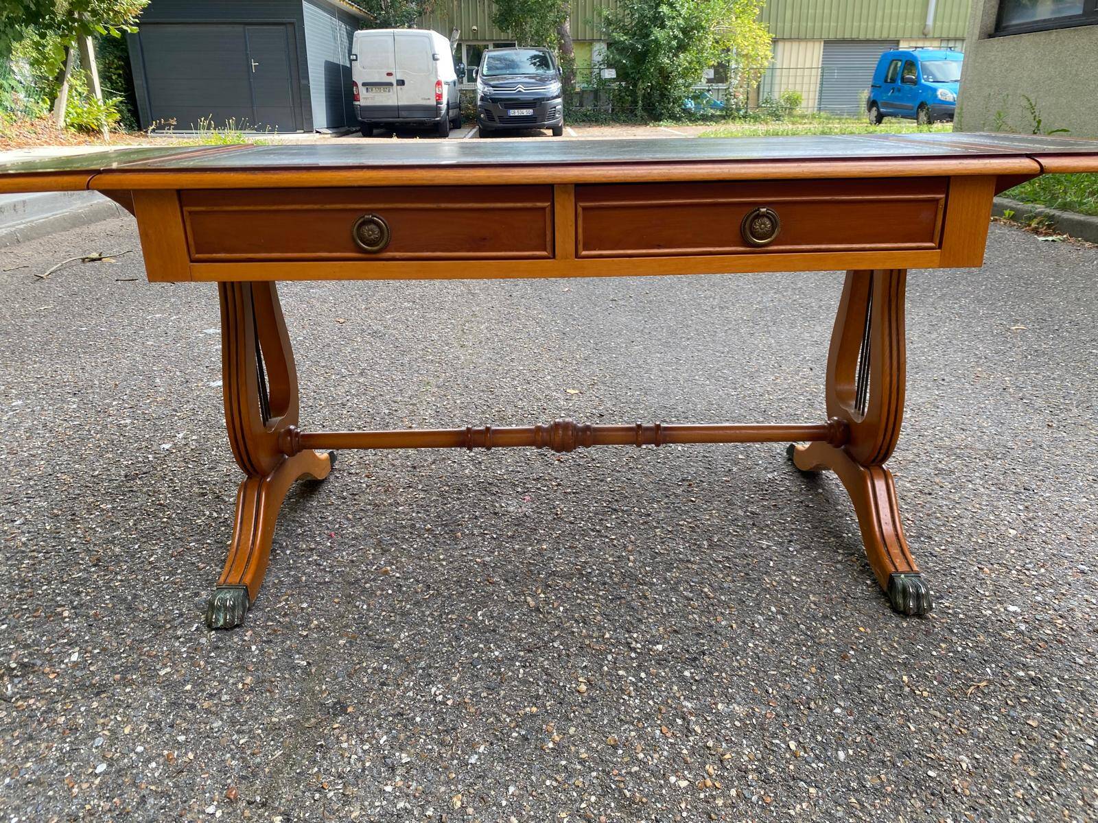 Victorian extendable coffee table in solid mahogany wood and green leather
