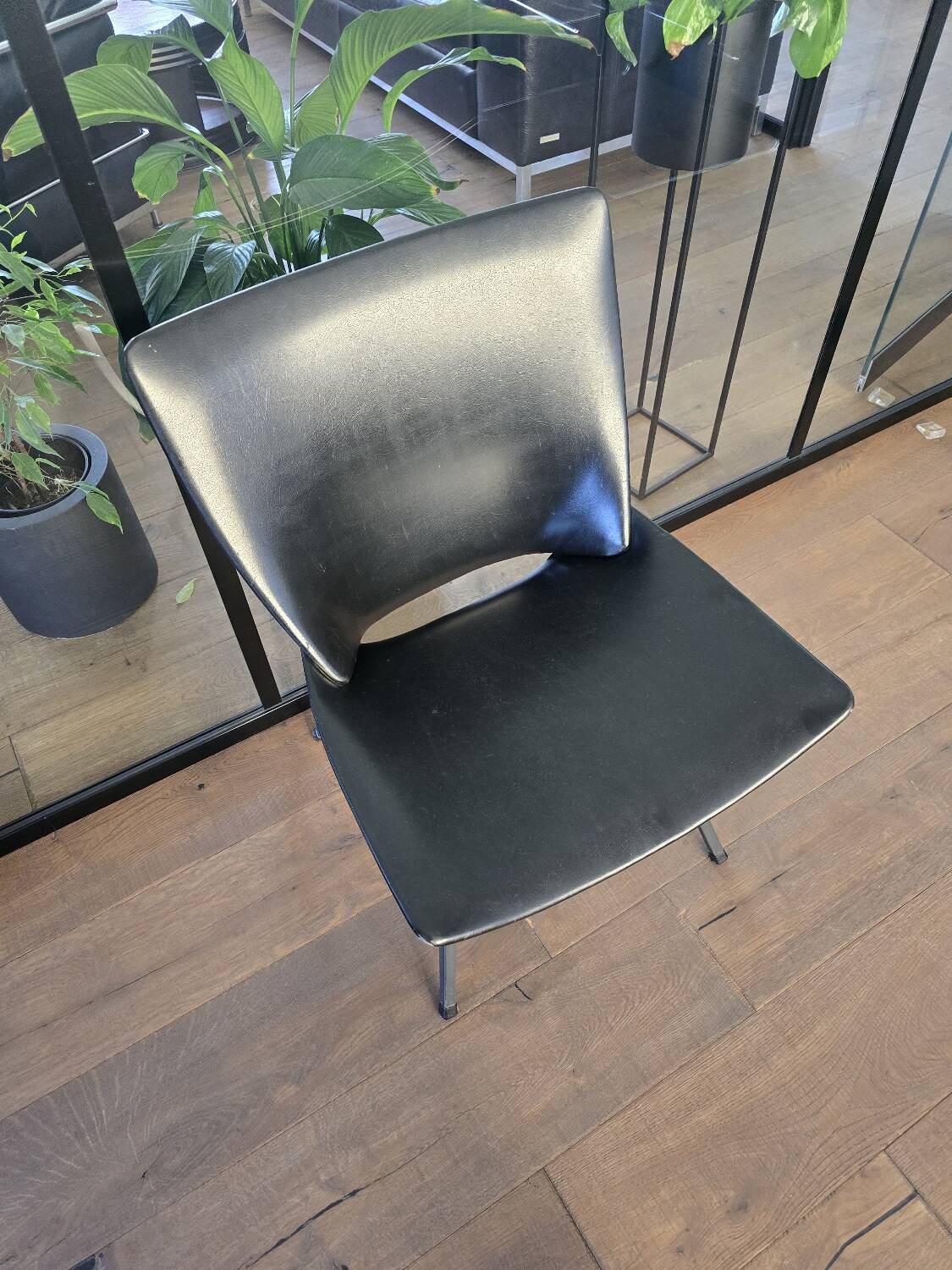 Chaise en simili cuir moderne du milieu du siècle des années 60