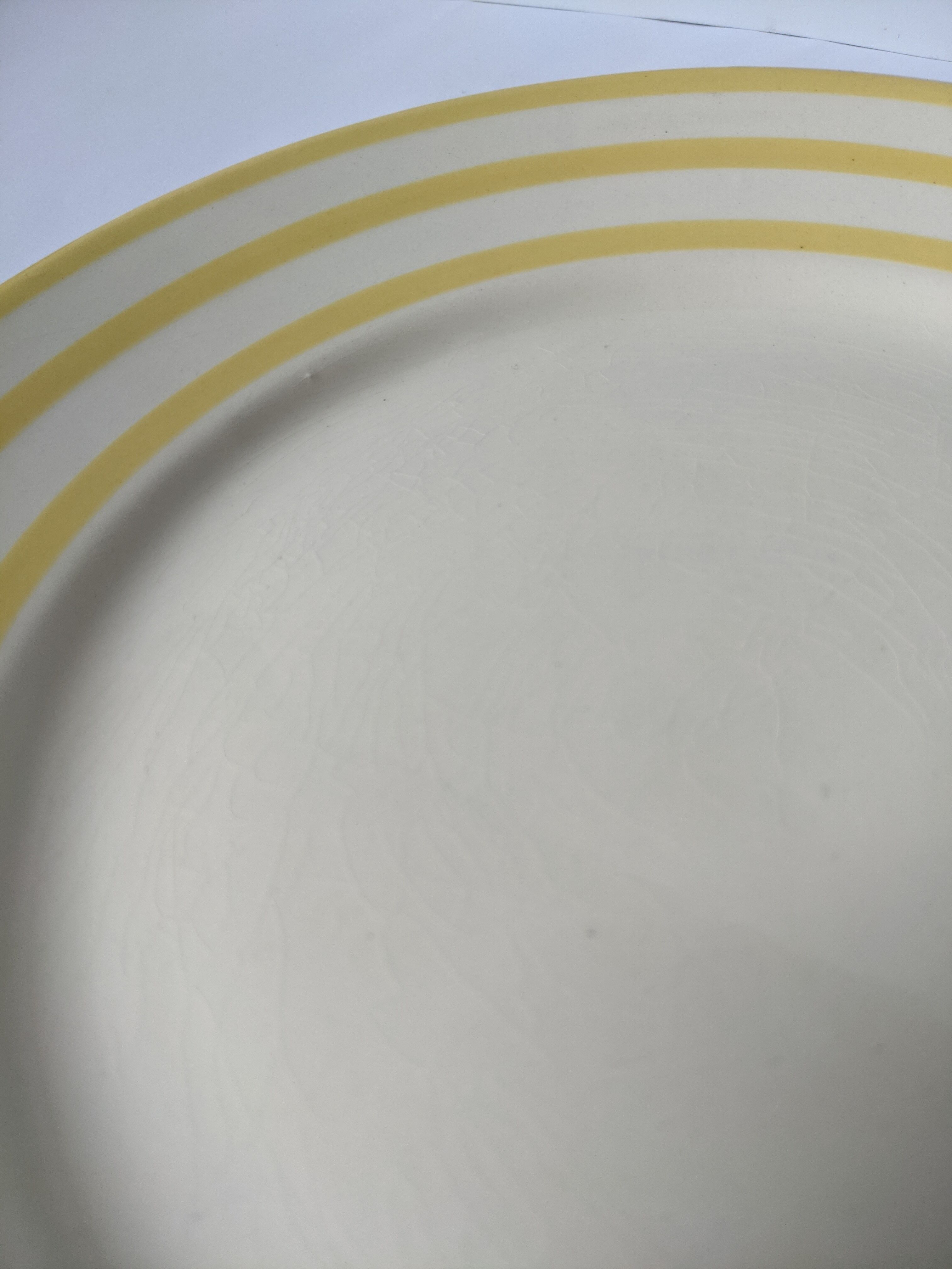 Plates canary yellow lines