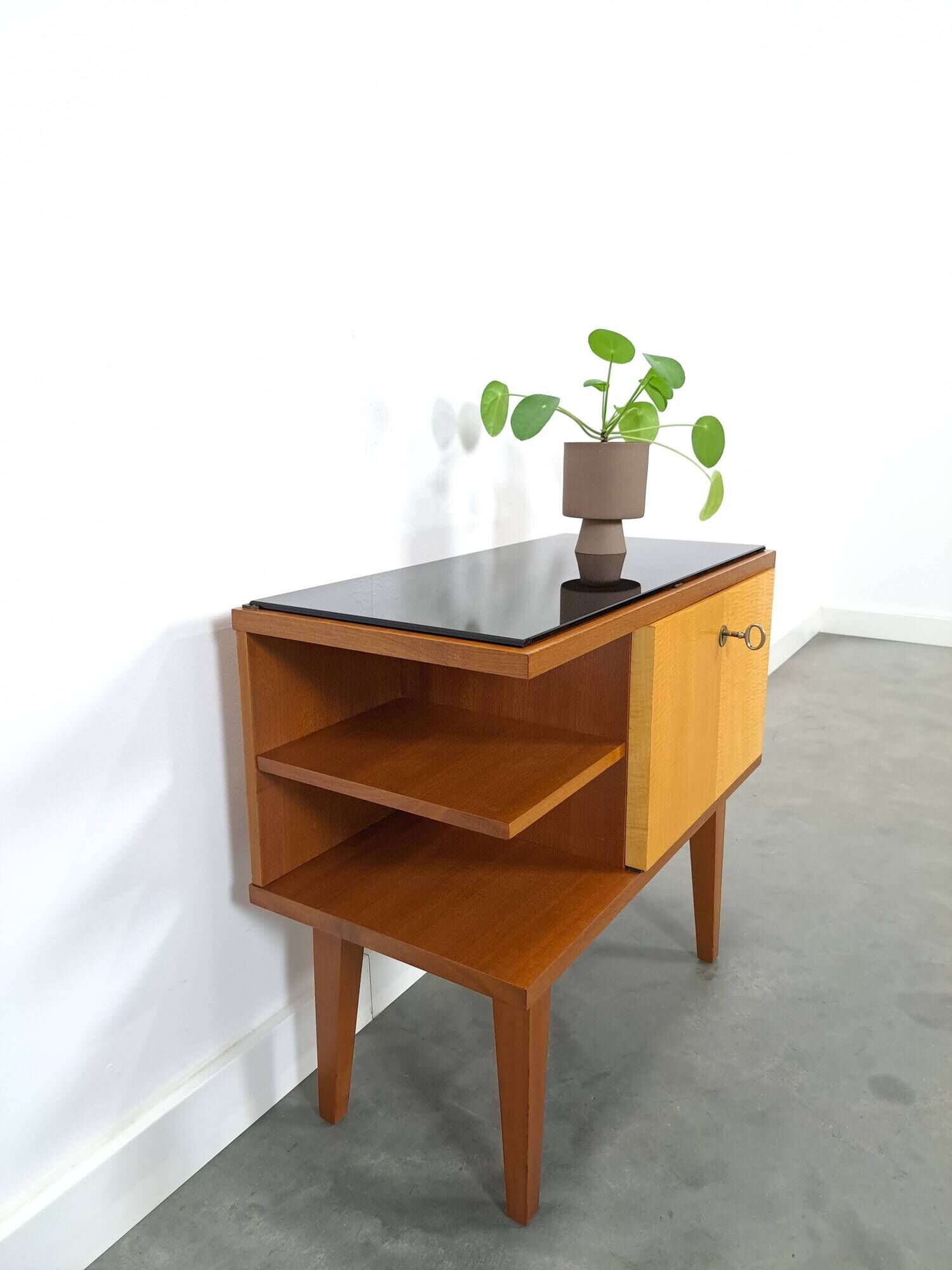 Mid-Century kastje J.D. Freese met klep en zwart opaline glas
