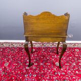 Table de chevet ou table d’appoint en chêne de style rococo, vers les années 1930