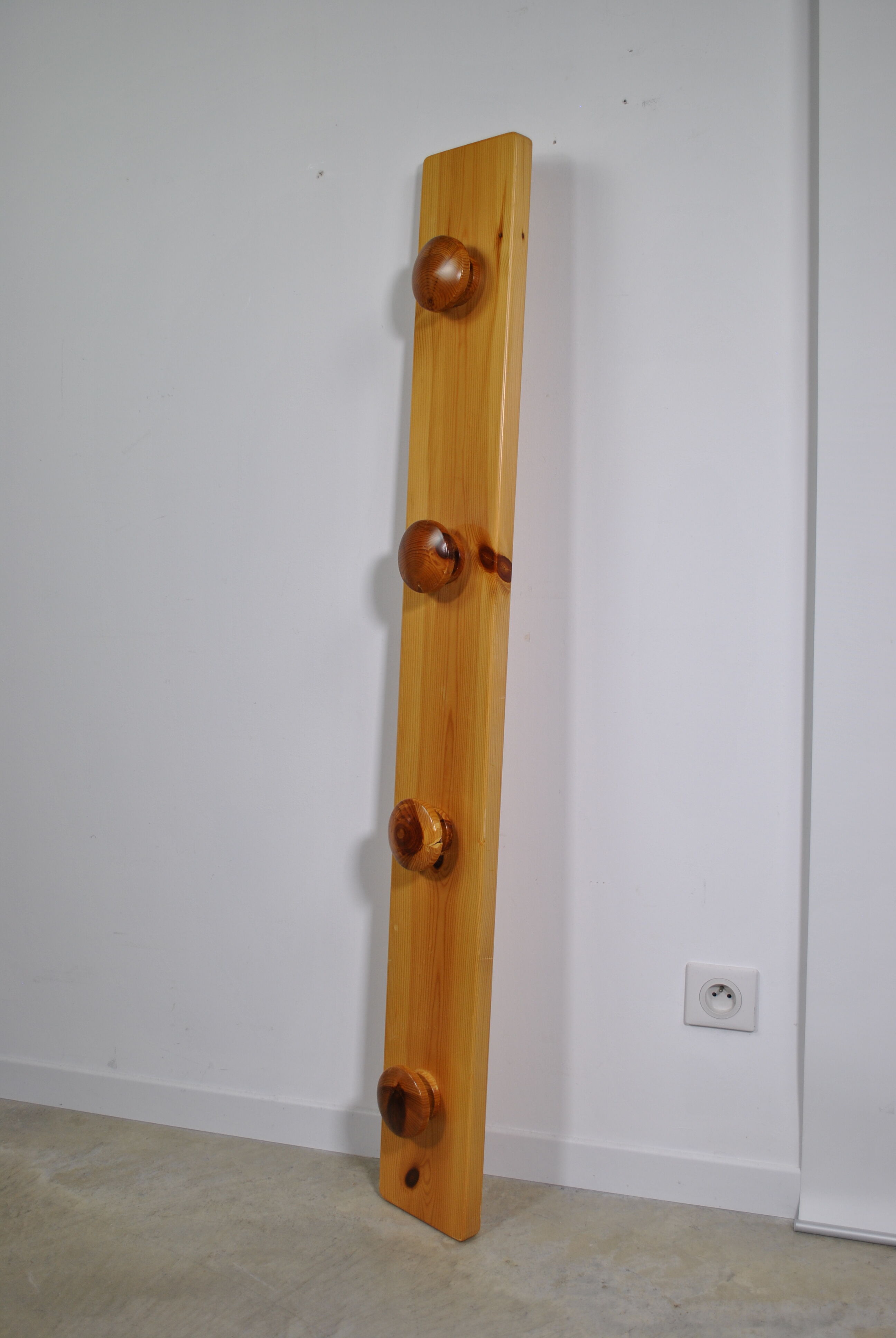 Wall coat rack in pine 1980