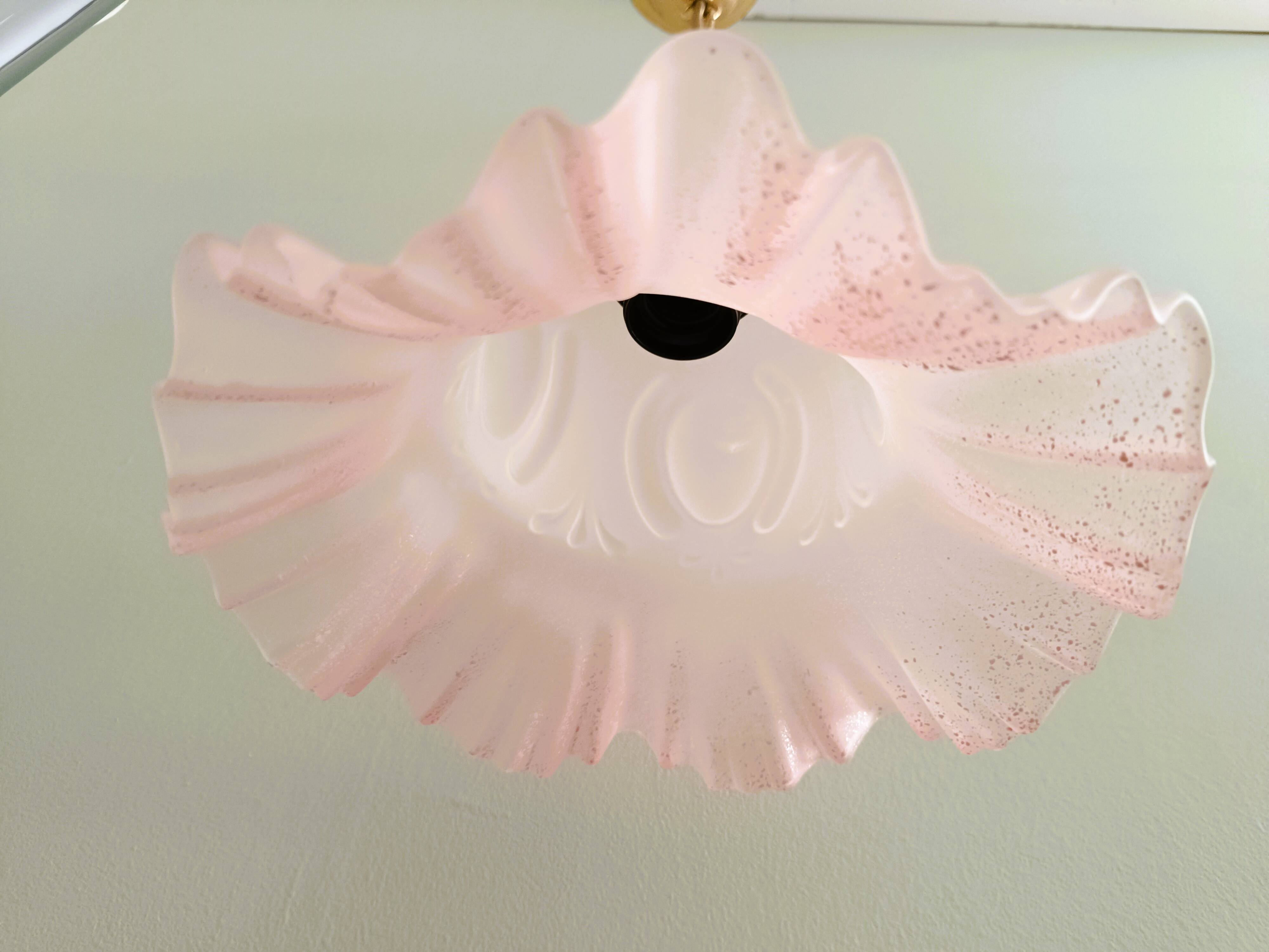 Tulip-shaped pendant light in white and pink glass