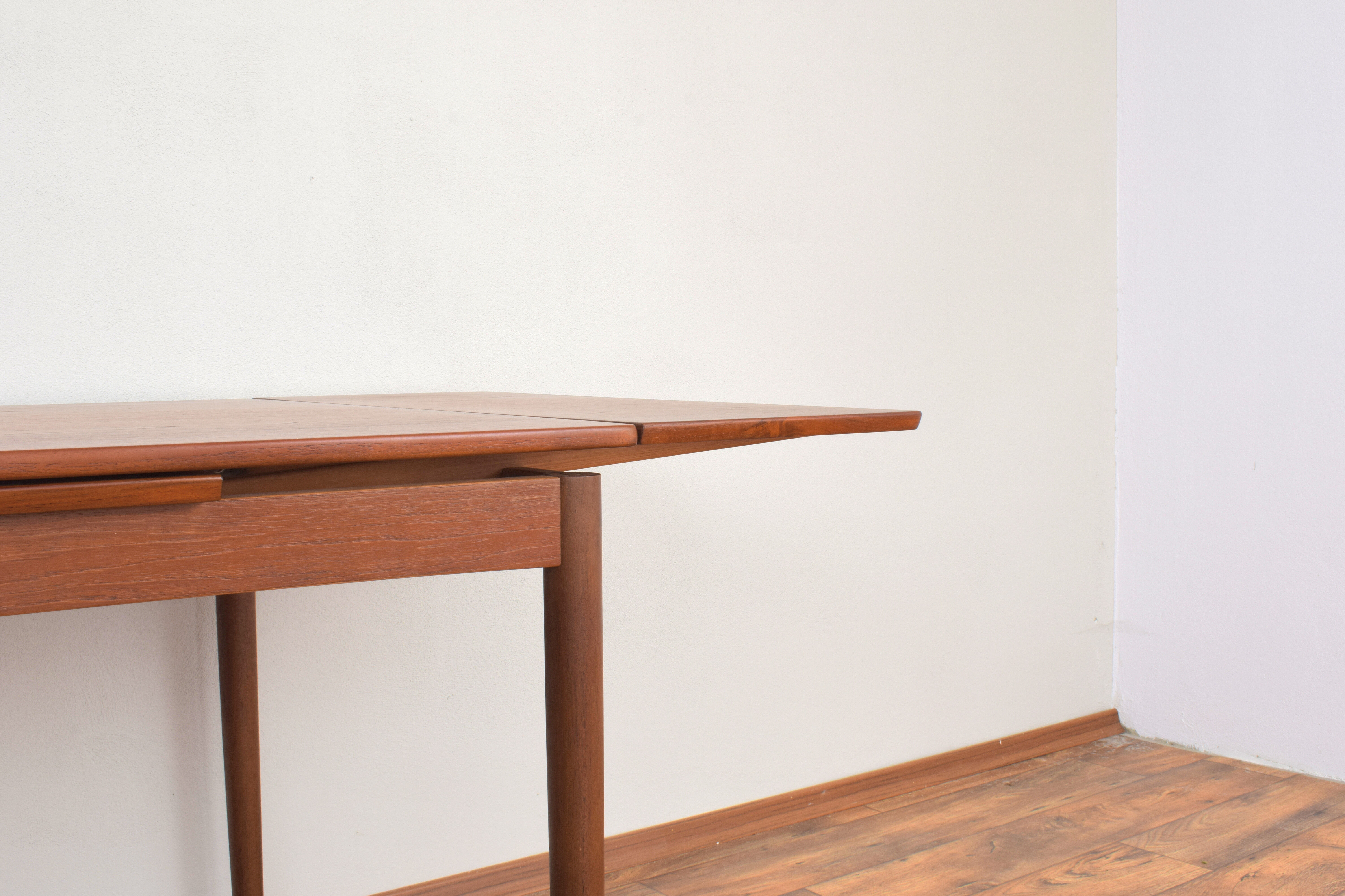 Mid-Century Danish Teak Extendable Dining Table from Hundevad & Co., 1960s.
