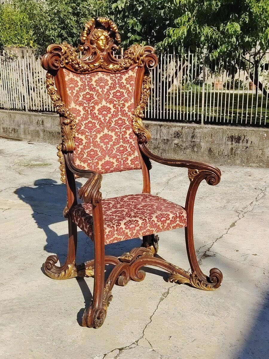 Un trône ou fauteuil d'apparat imposant , en bois sculpté XIX siecle