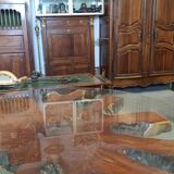 Round table carved from a wooden slice of PADOUK