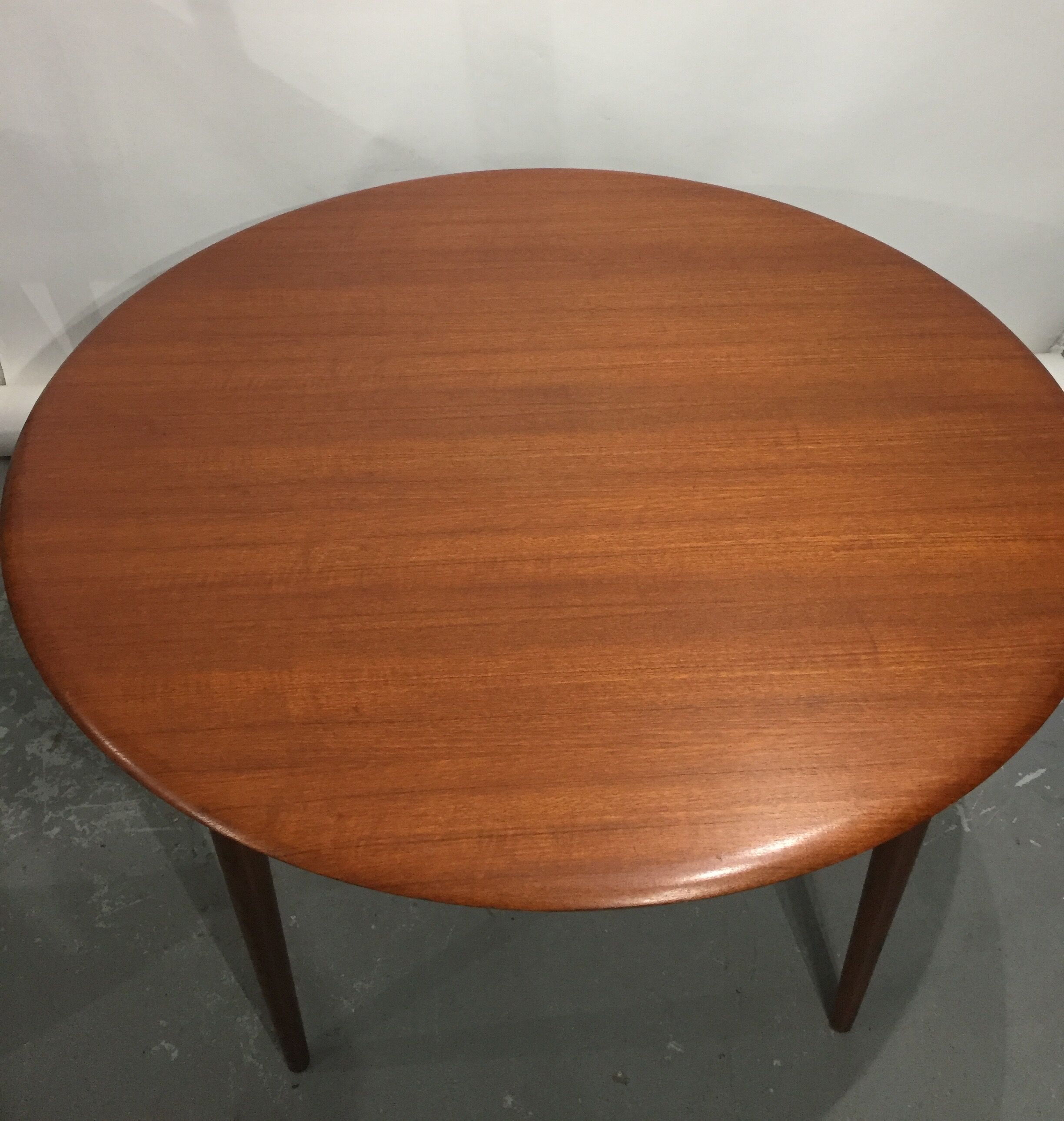 Round scandinavian dining table