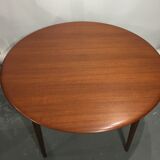 Round scandinavian dining table
