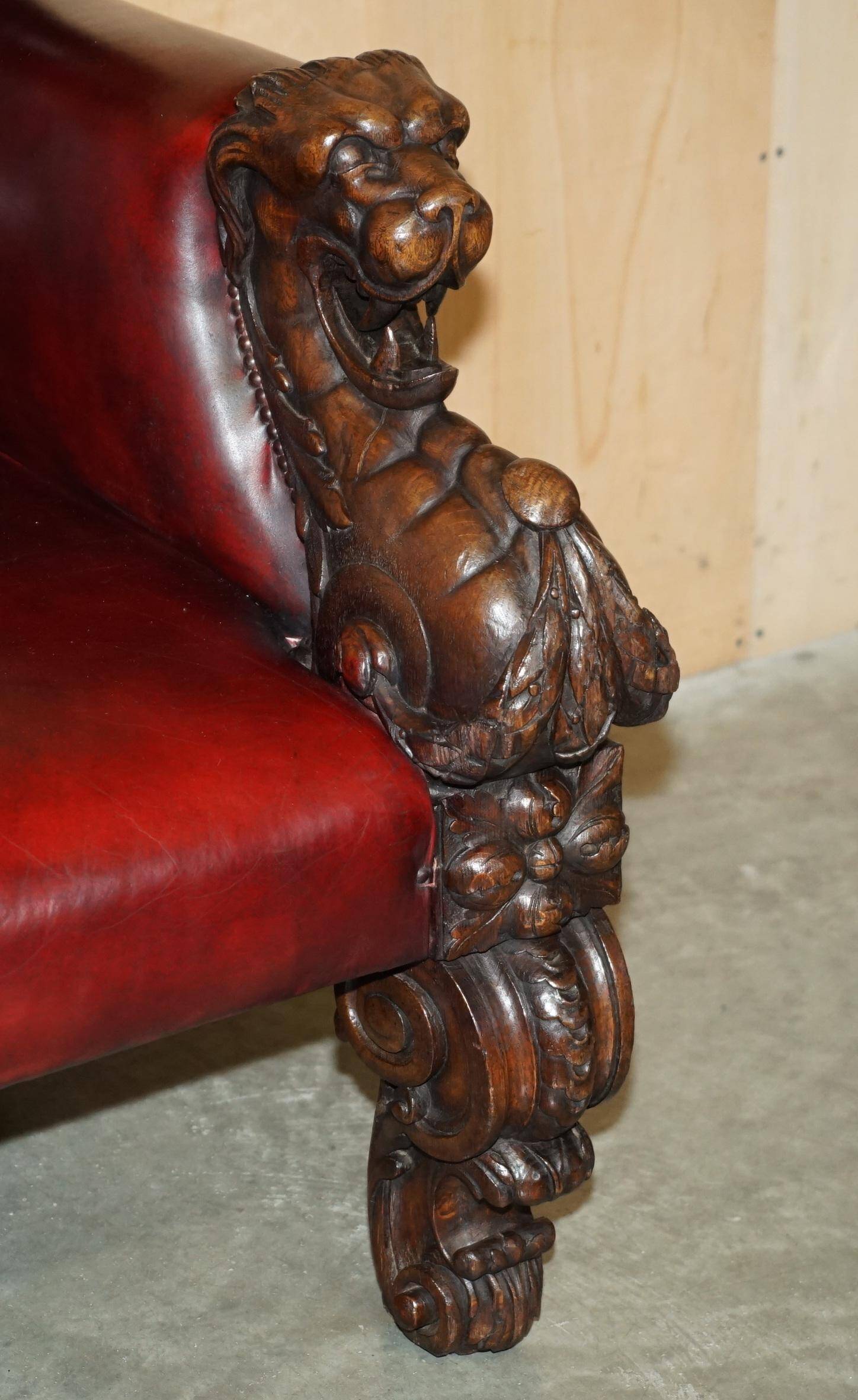 Canapé Chesterfield victorien en cuir avec têtes de lion sculptées