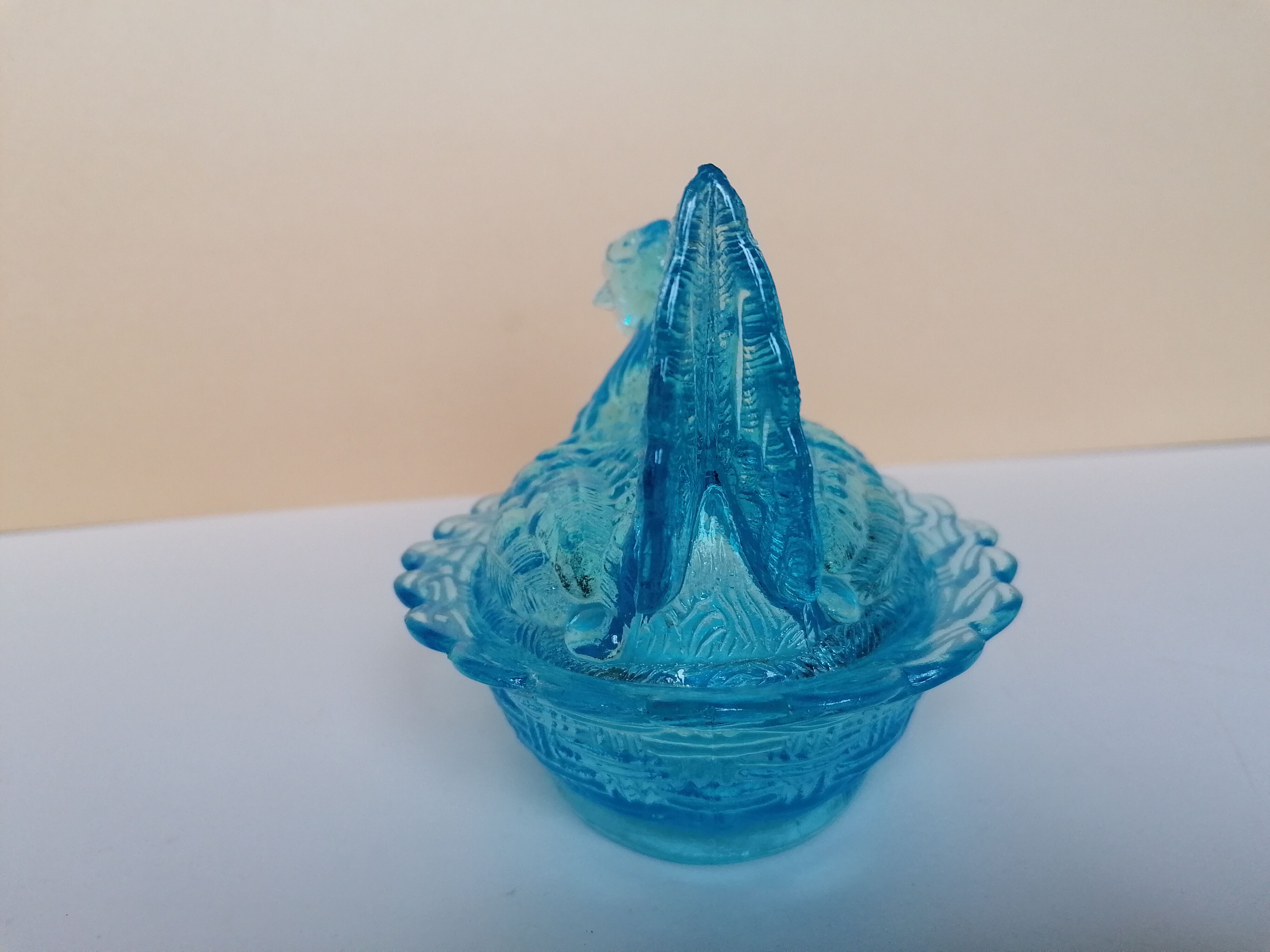 Poule en verre bleu