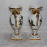 Paire vases porcelaine de paris signée PP en creux décors tournant peints main anses dorées