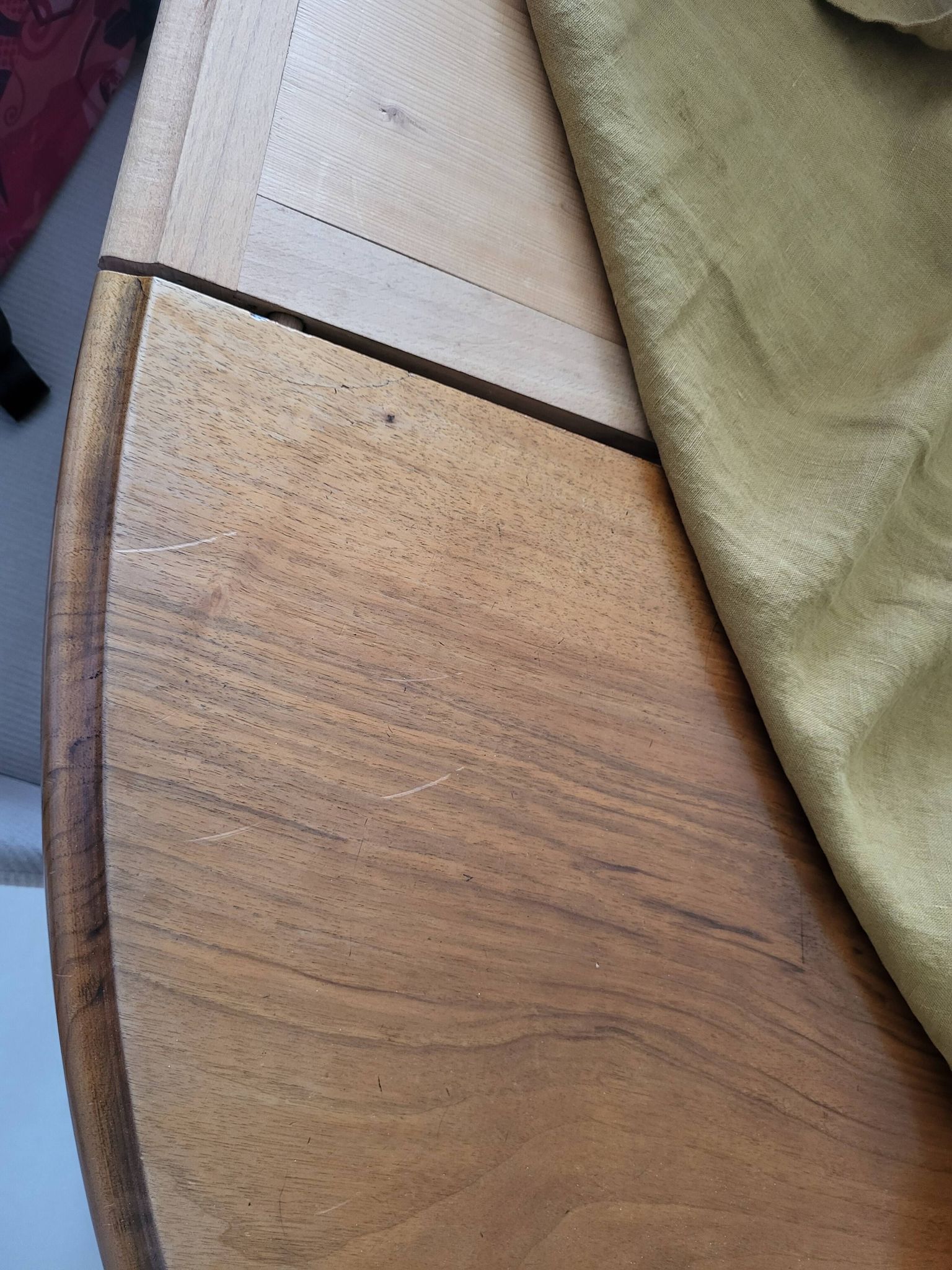 Table et 10 chaises de style Art Nouveau