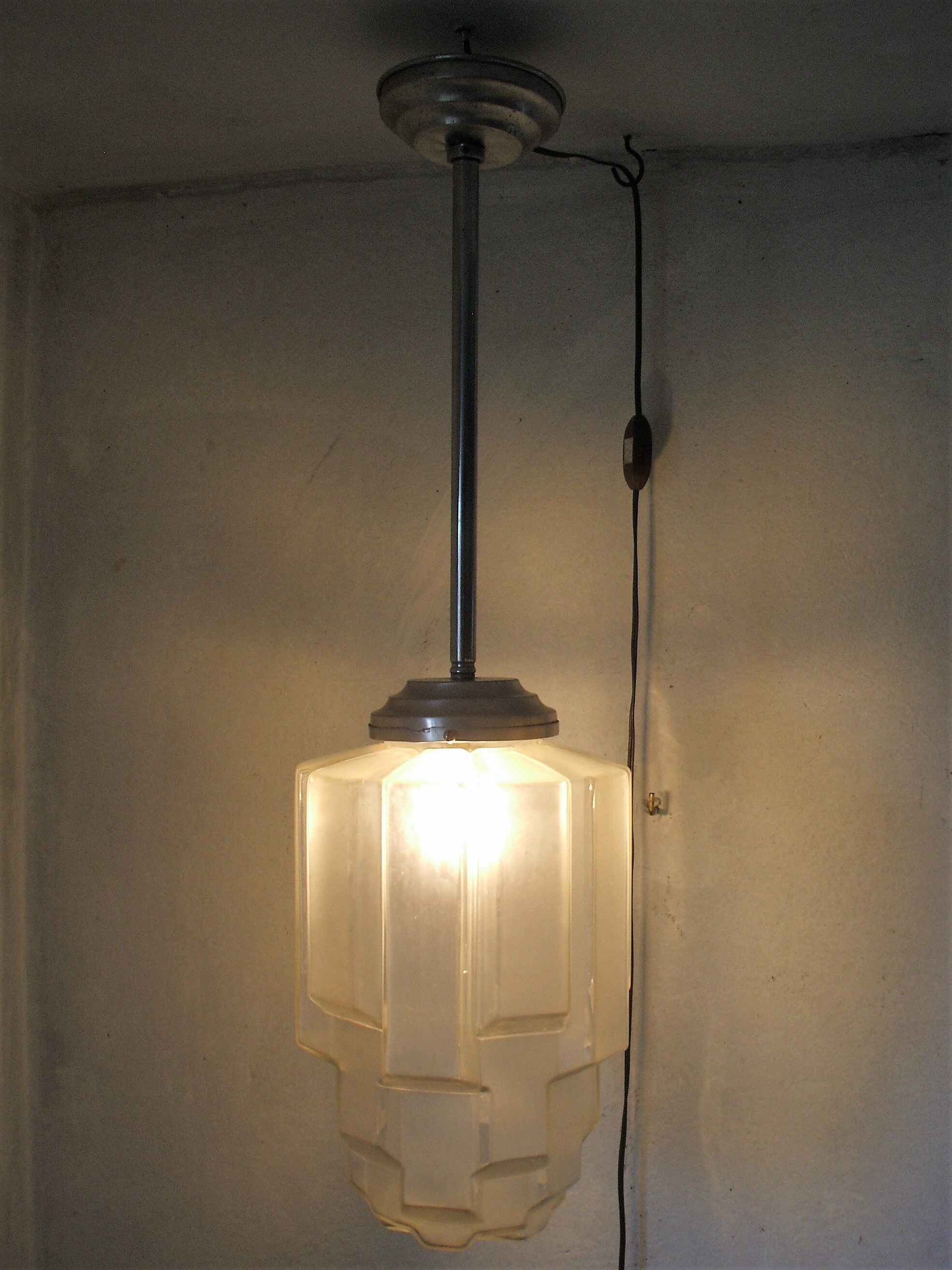 Suspension Deco with frosted glass globe