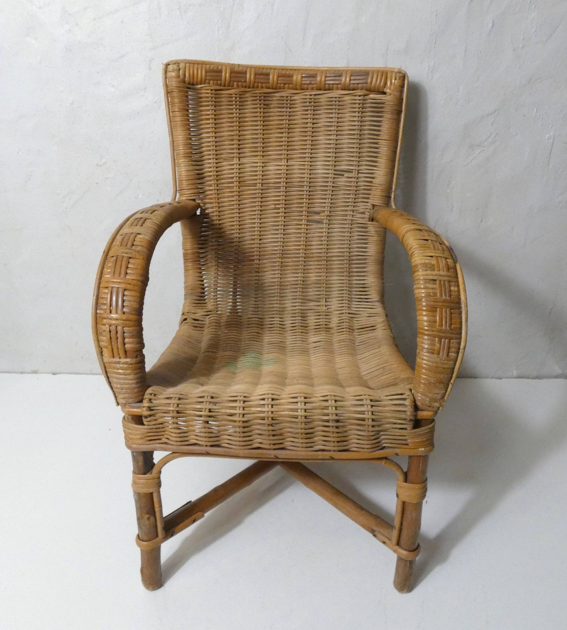 Ancien fauteuil en rotin pour enfant