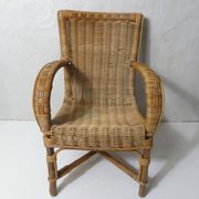 Ancien fauteuil en rotin pour enfant