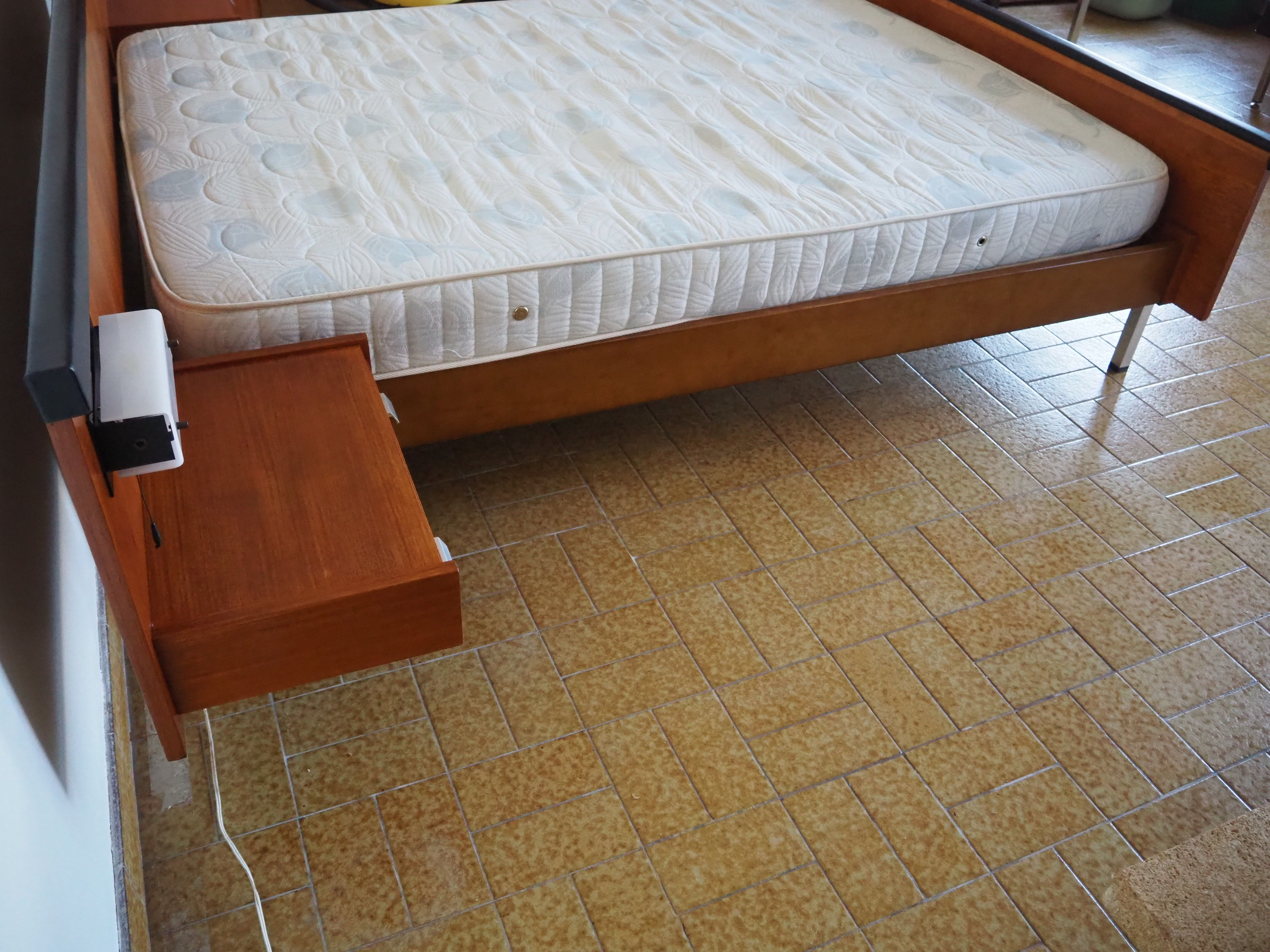 Scandinavian style bed in 140 with two integrated nightstands and two night lights