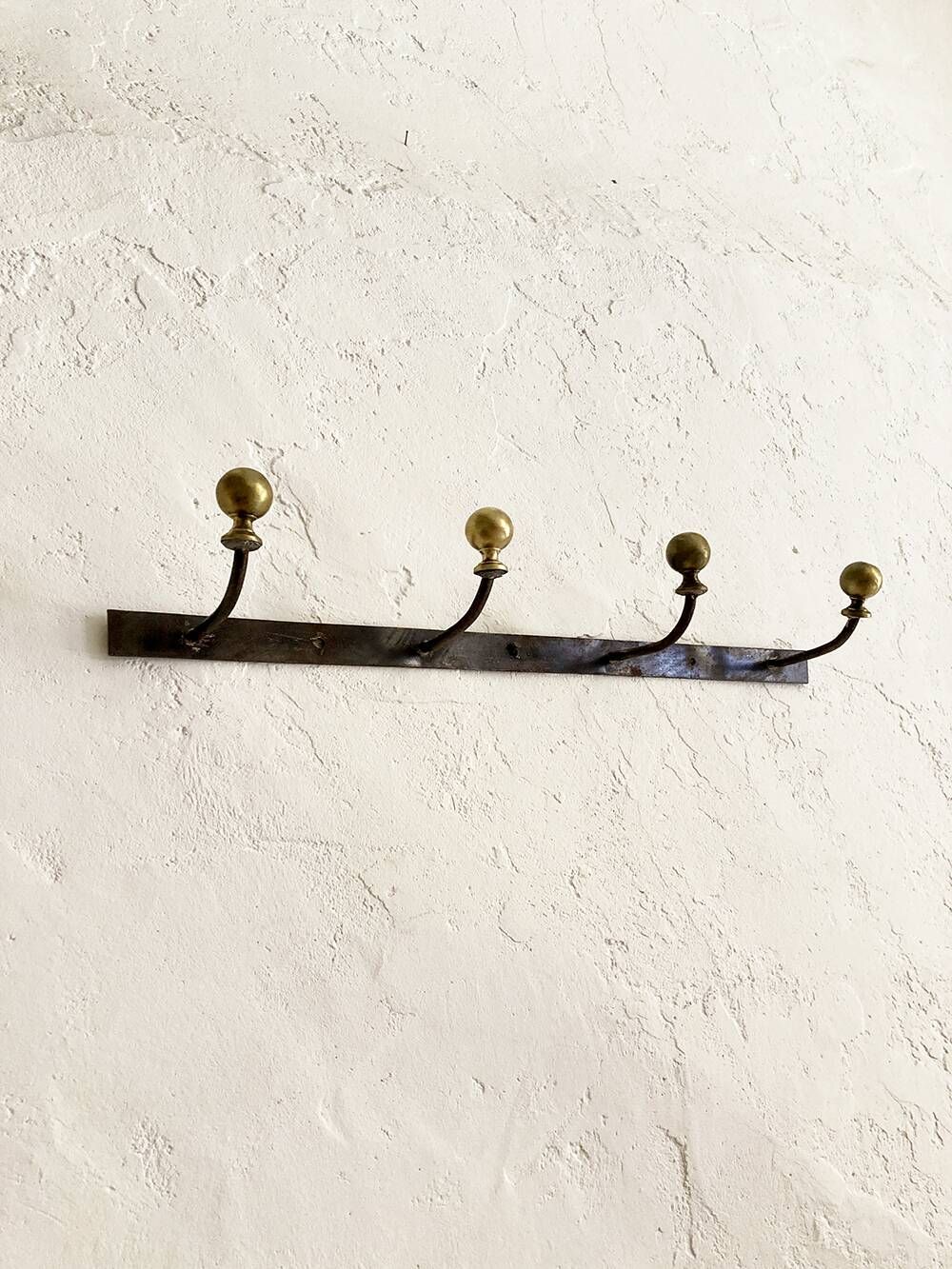 Wall-mounted coat rack with 4 hooks in metal and brass
