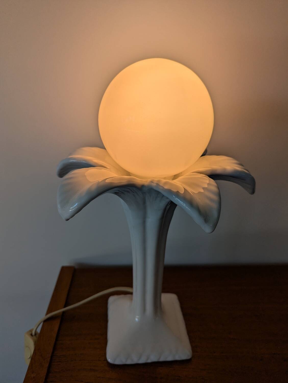 Vintage 80s white ceramic palm lamp