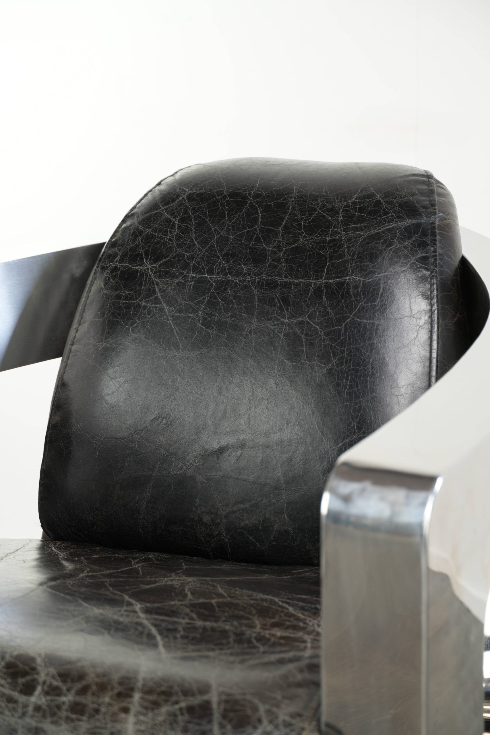 Vintage aviator design armchair in cowhide leather with aluminium