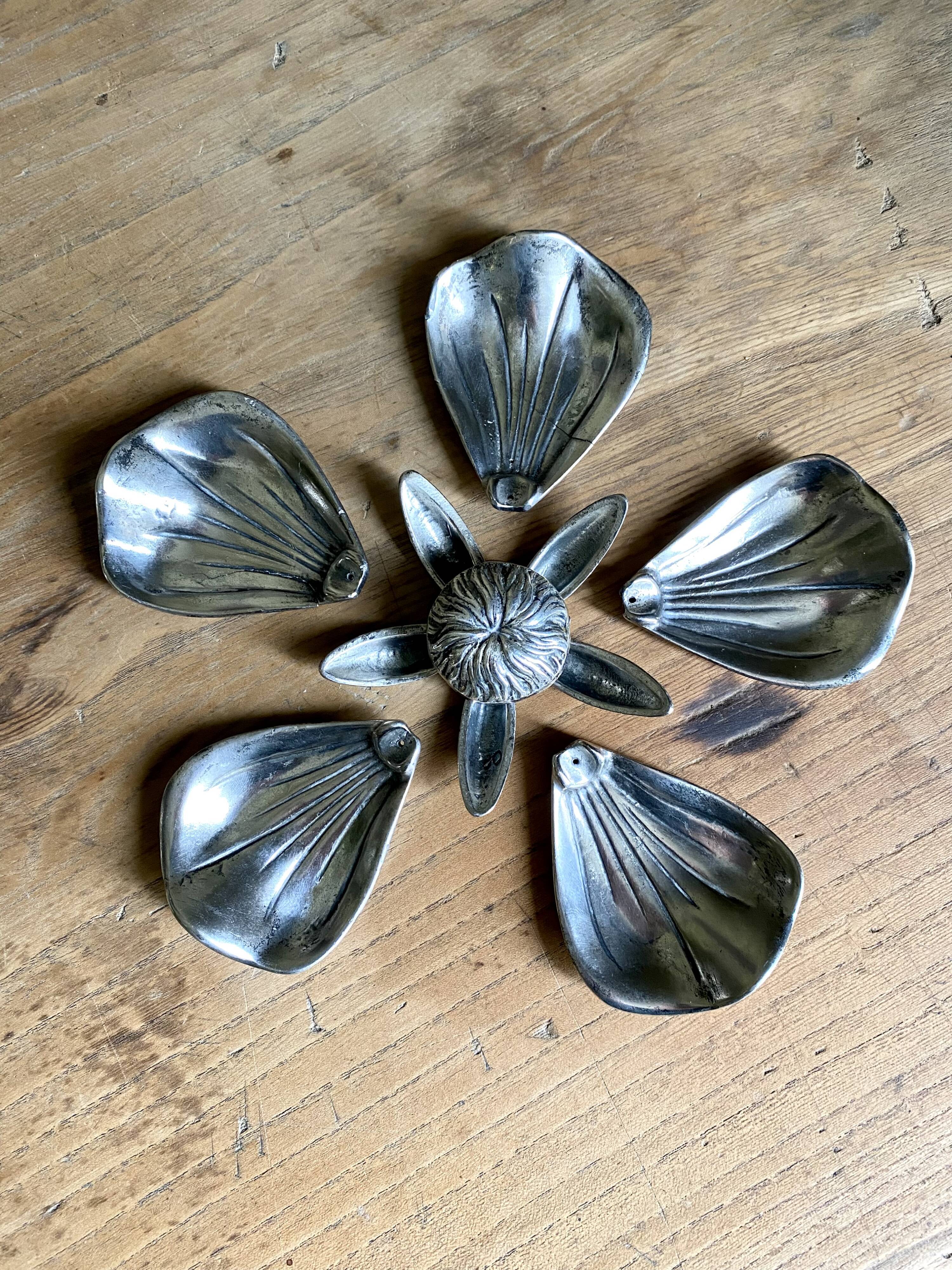 70s flower ashtray in metal