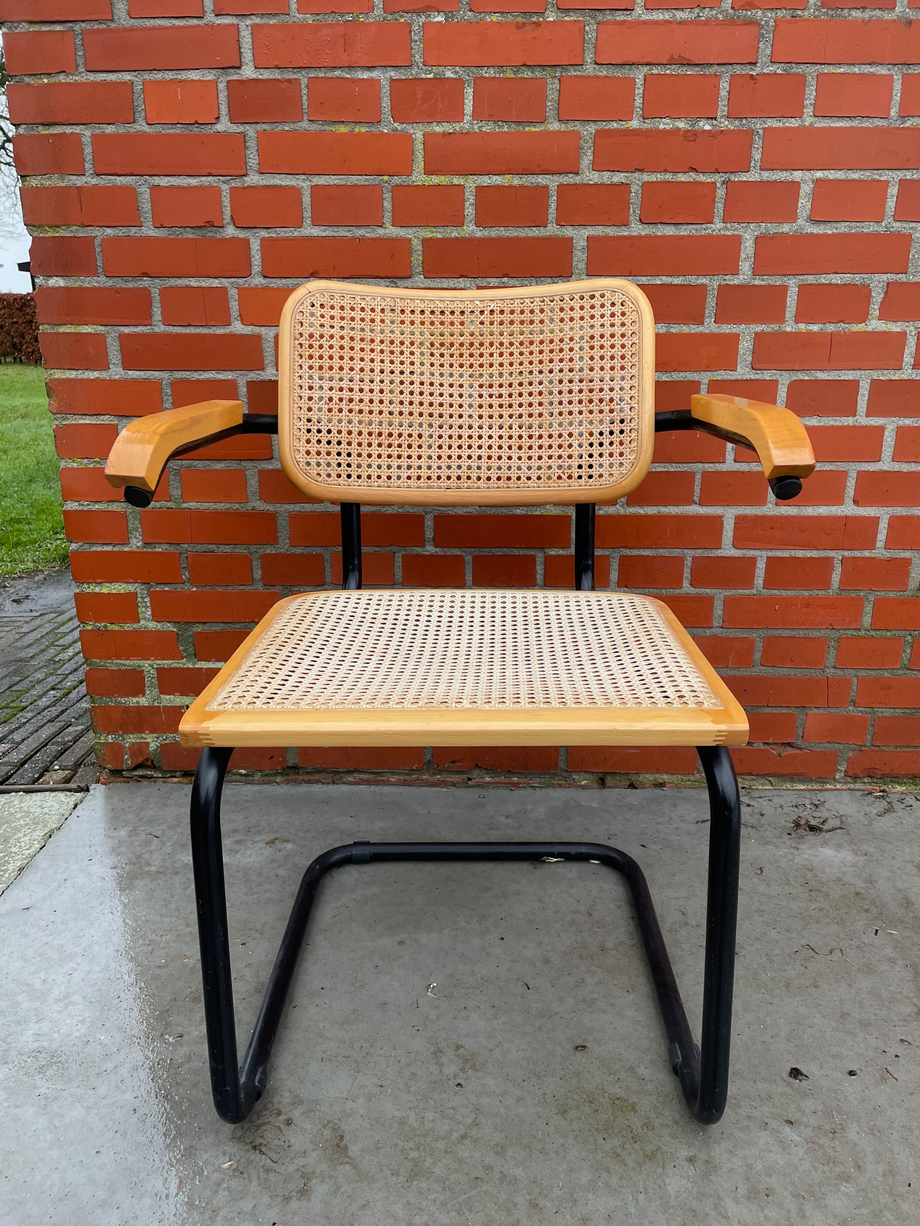 Chaise modèle Cesca conçue par Marcel Breuer avec accoudoirs à structure noire