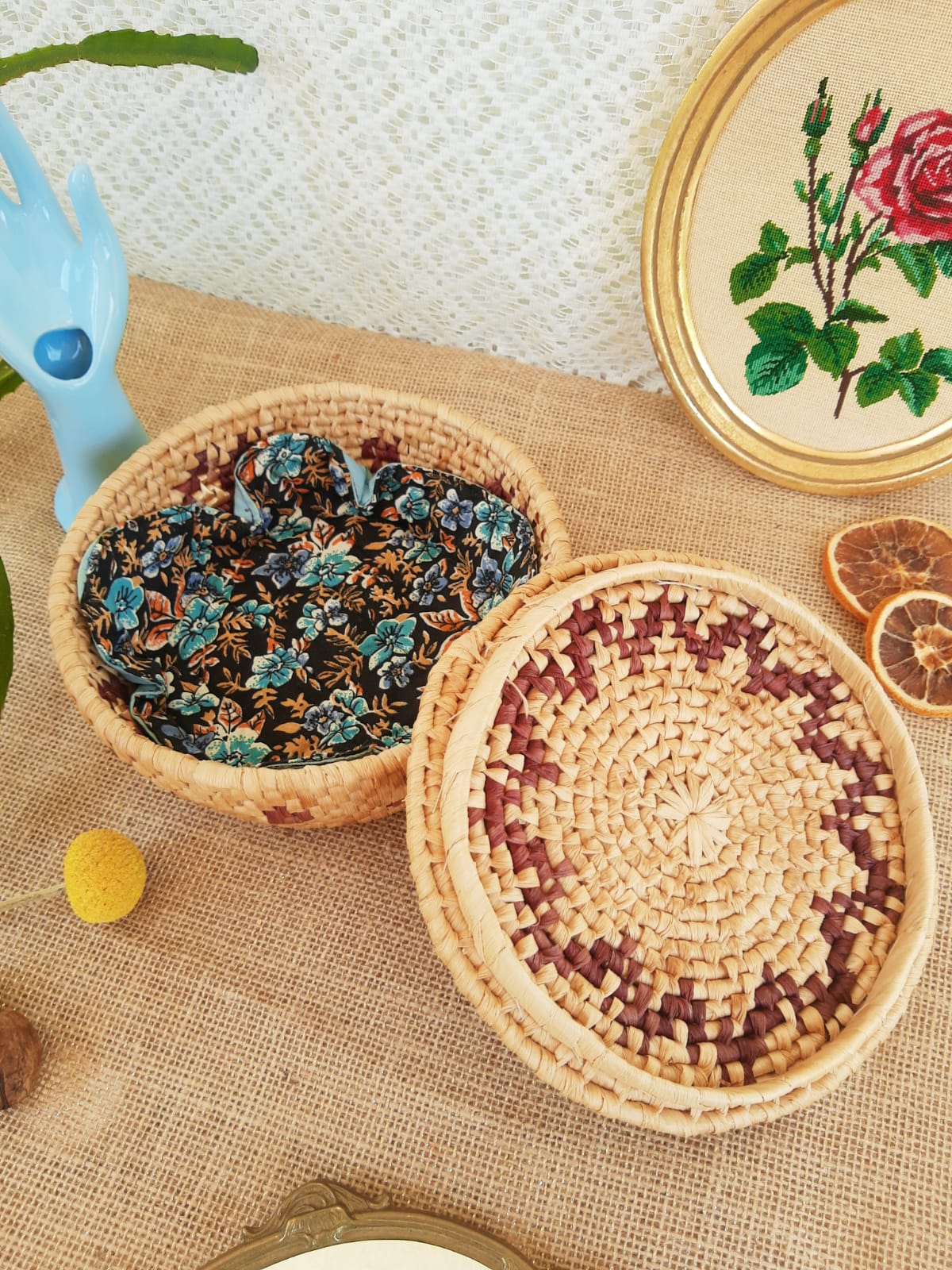 Round raffia box - vintage
