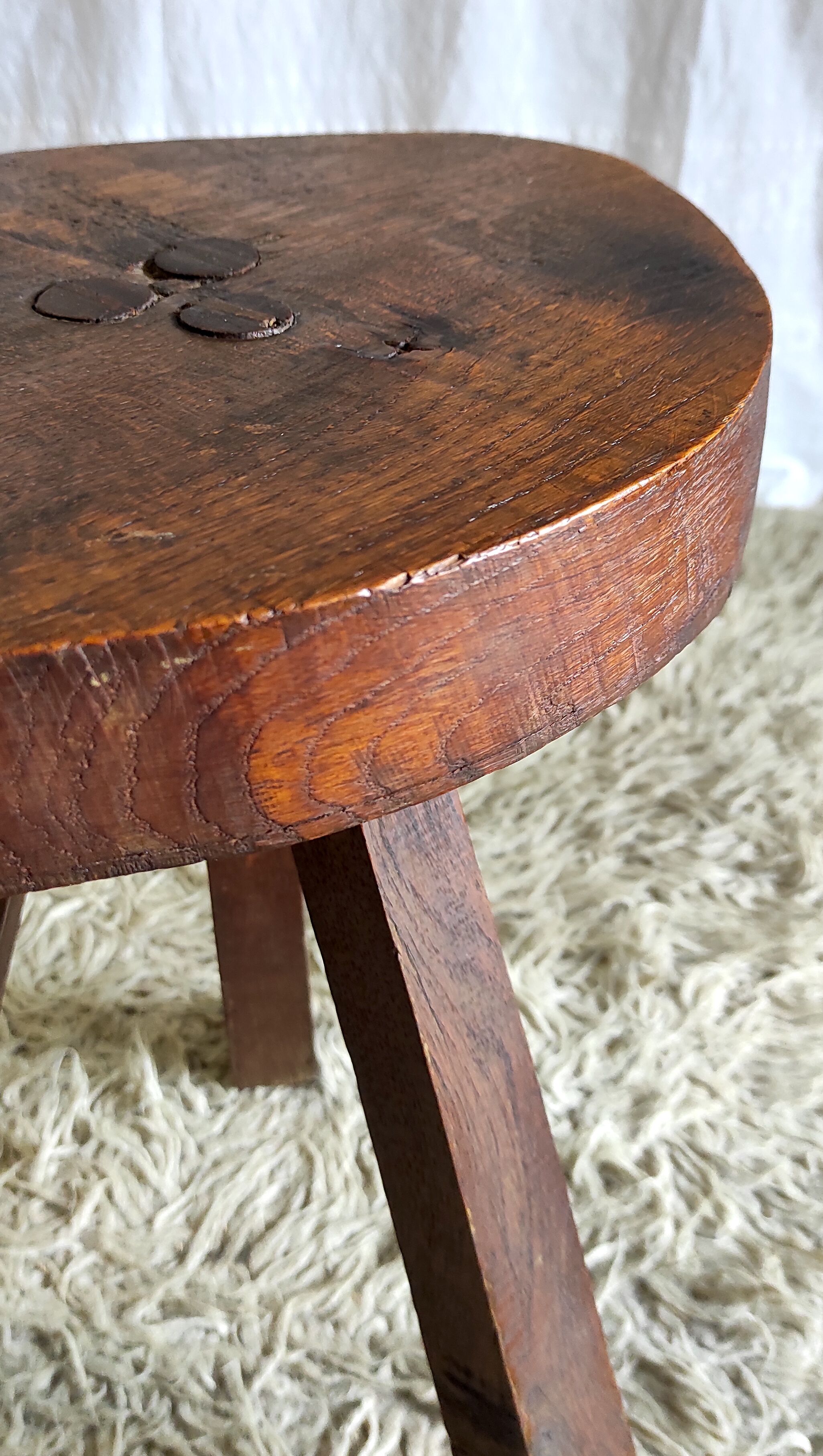 Brutalist tripod stool in solid oak mid. XXth
