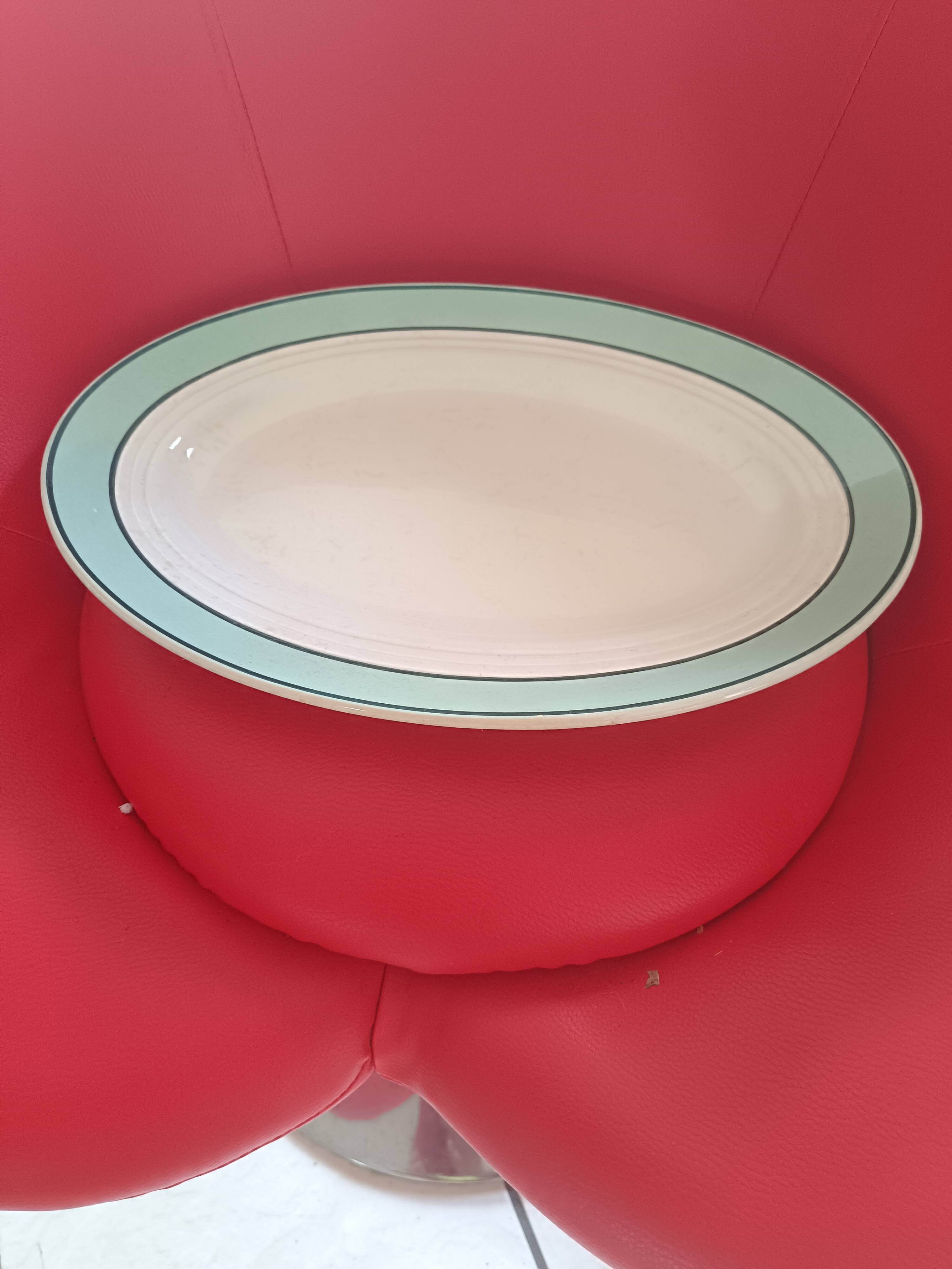 St Amant oval dish. Model Amanda.